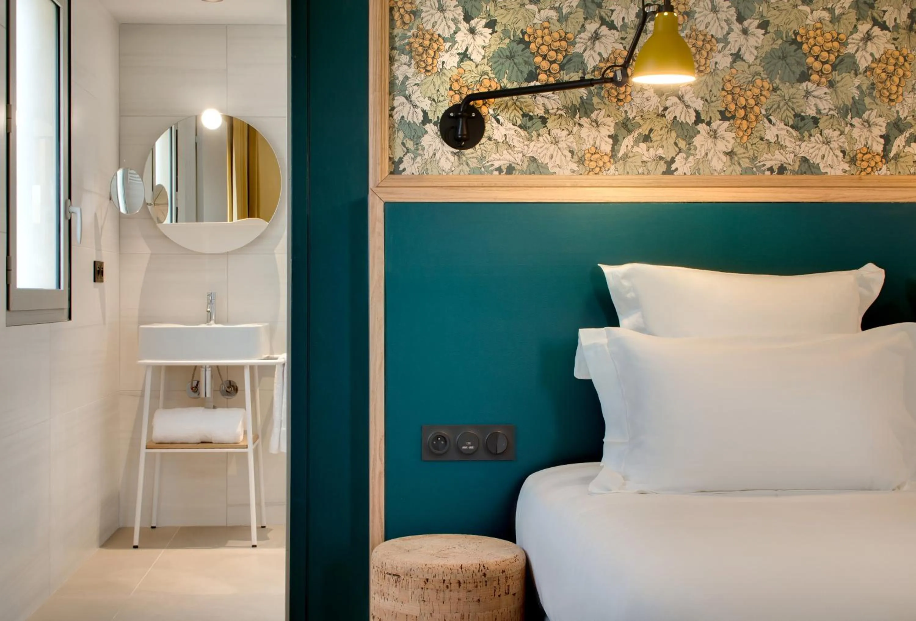 Bathroom, Bed in Château Fage La Maison des Vignes - Saint-Émilion