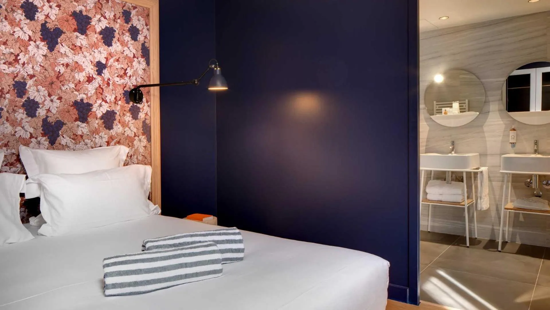 Bathroom, Bed in Hôtel Château Fage - Teritoria - Saint-Émilion