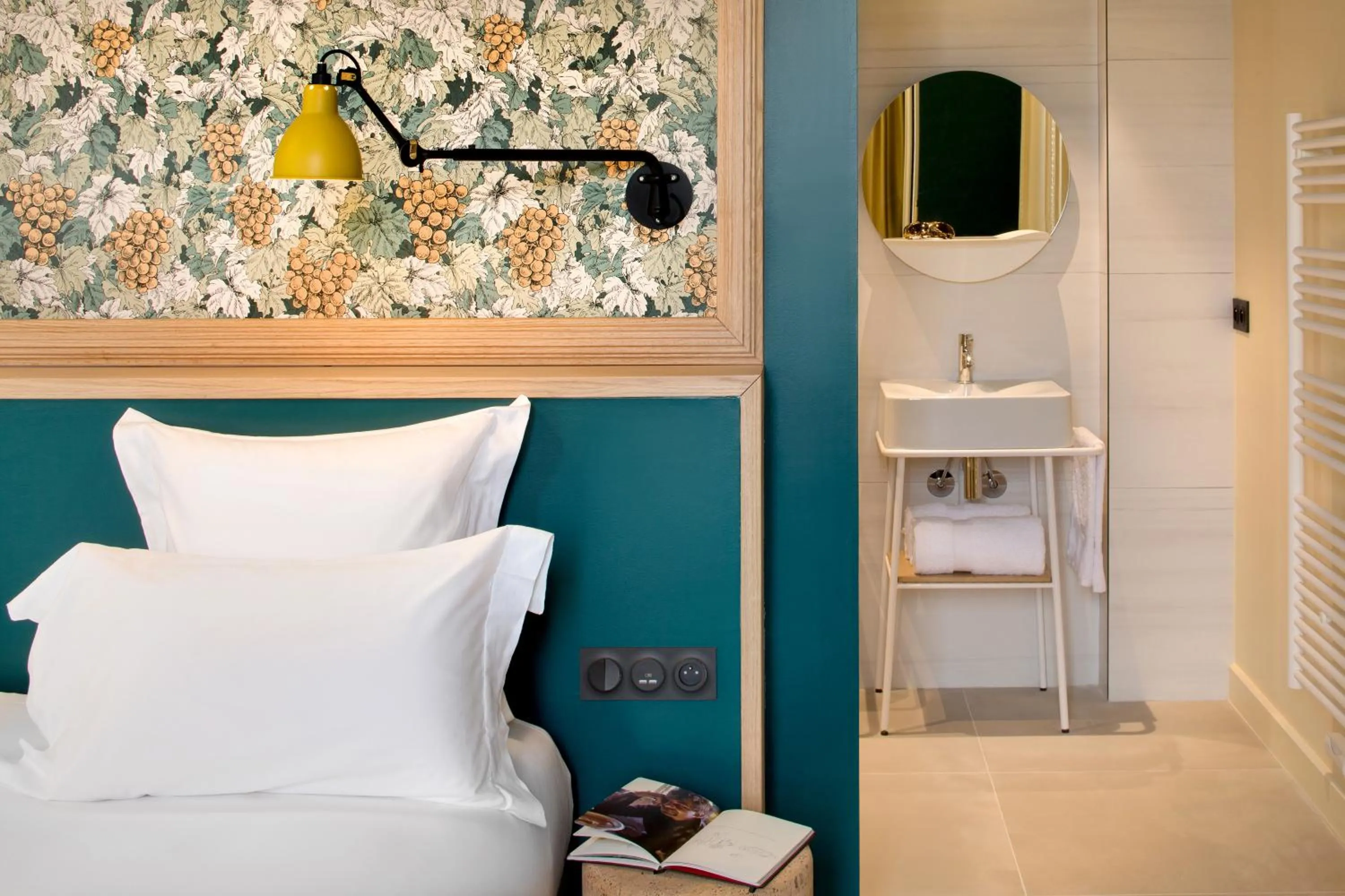 Bathroom, Bed in Château Fage La Maison des Vignes - Saint-Émilion