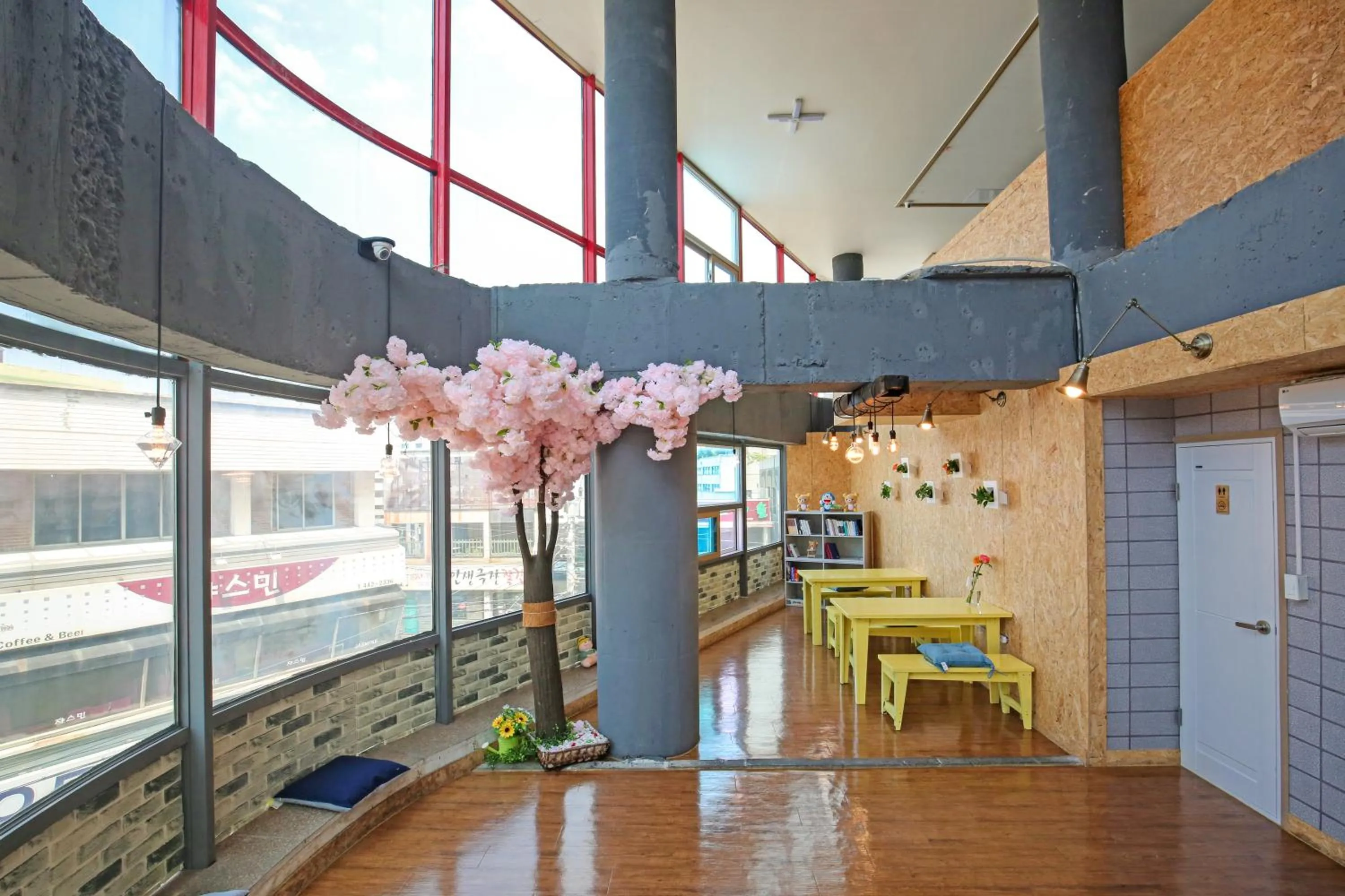 Communal lounge/ TV room in Dashim Guest House