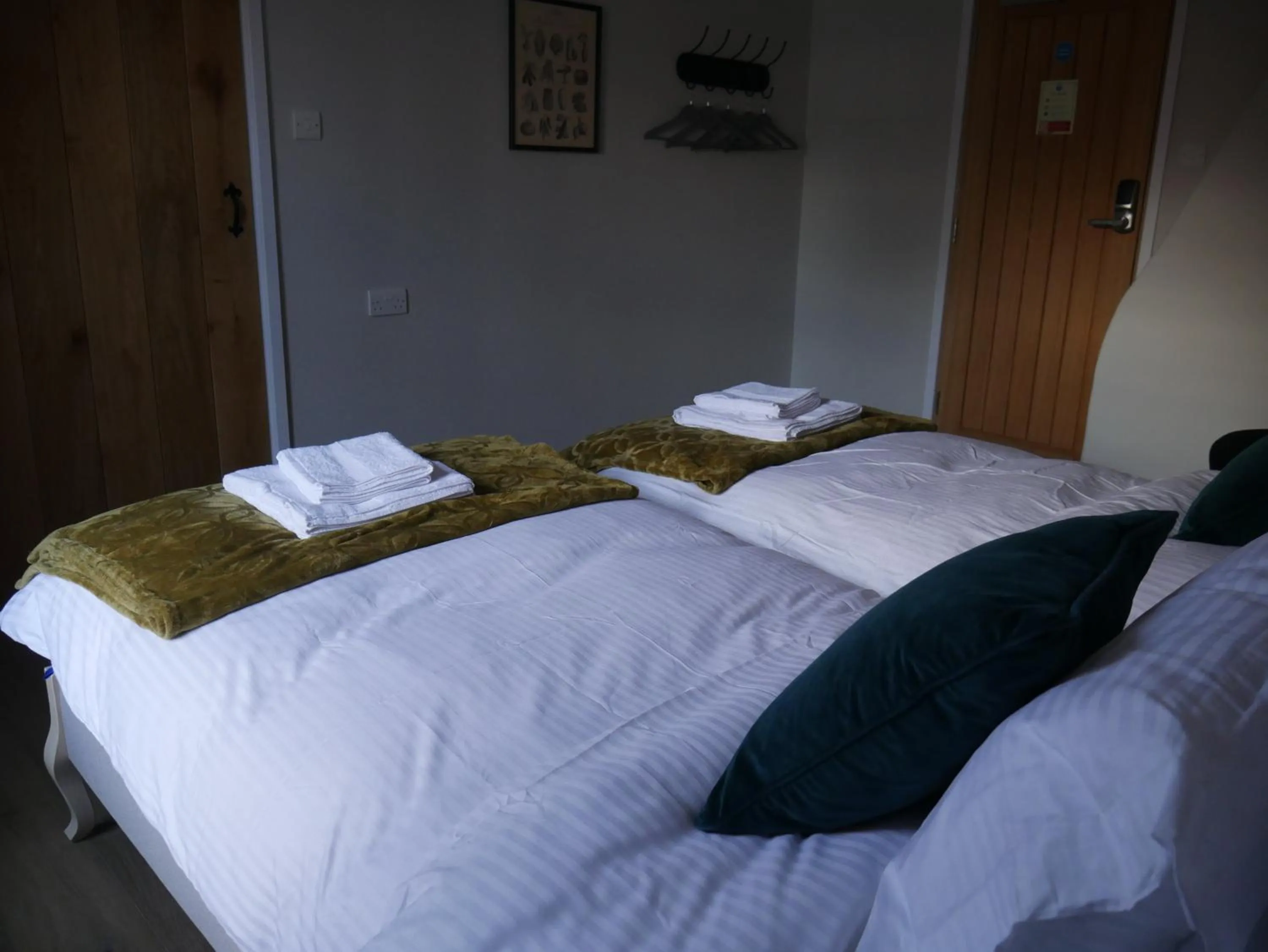 Bedroom, Bed in The Fox and Hounds