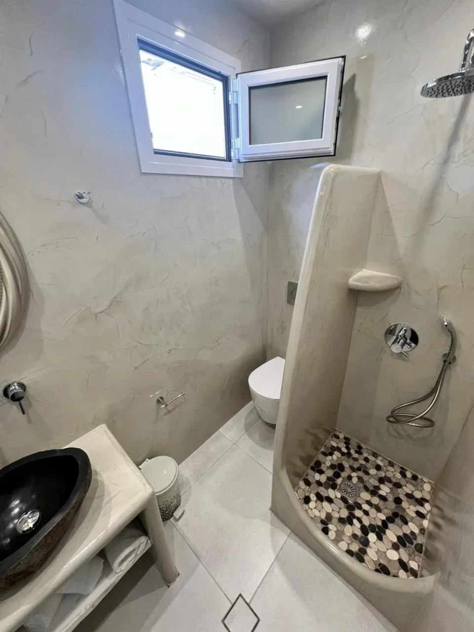 Shower in Vinas Place City Center