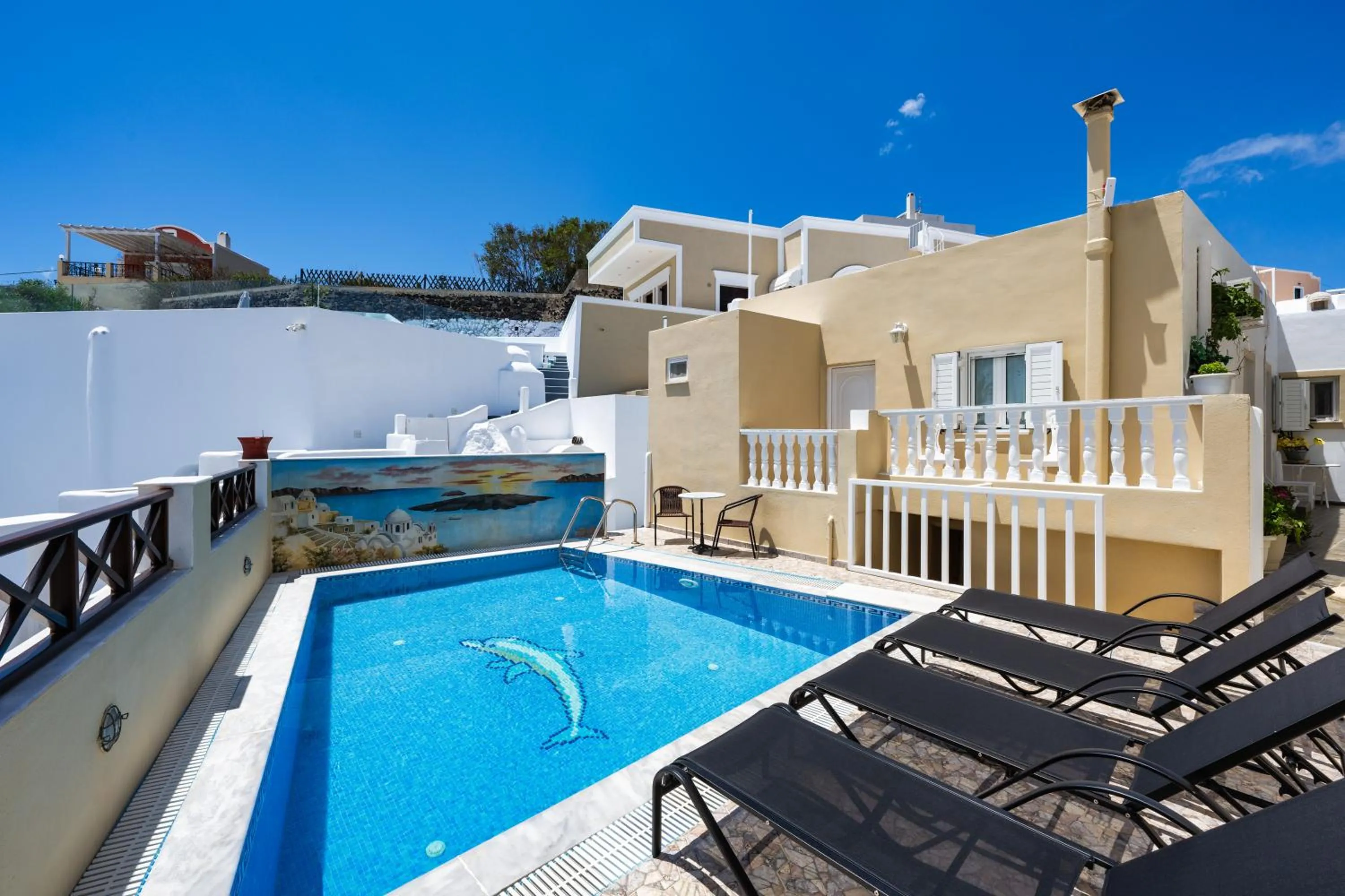 Swimming pool in Vinas Place City Center