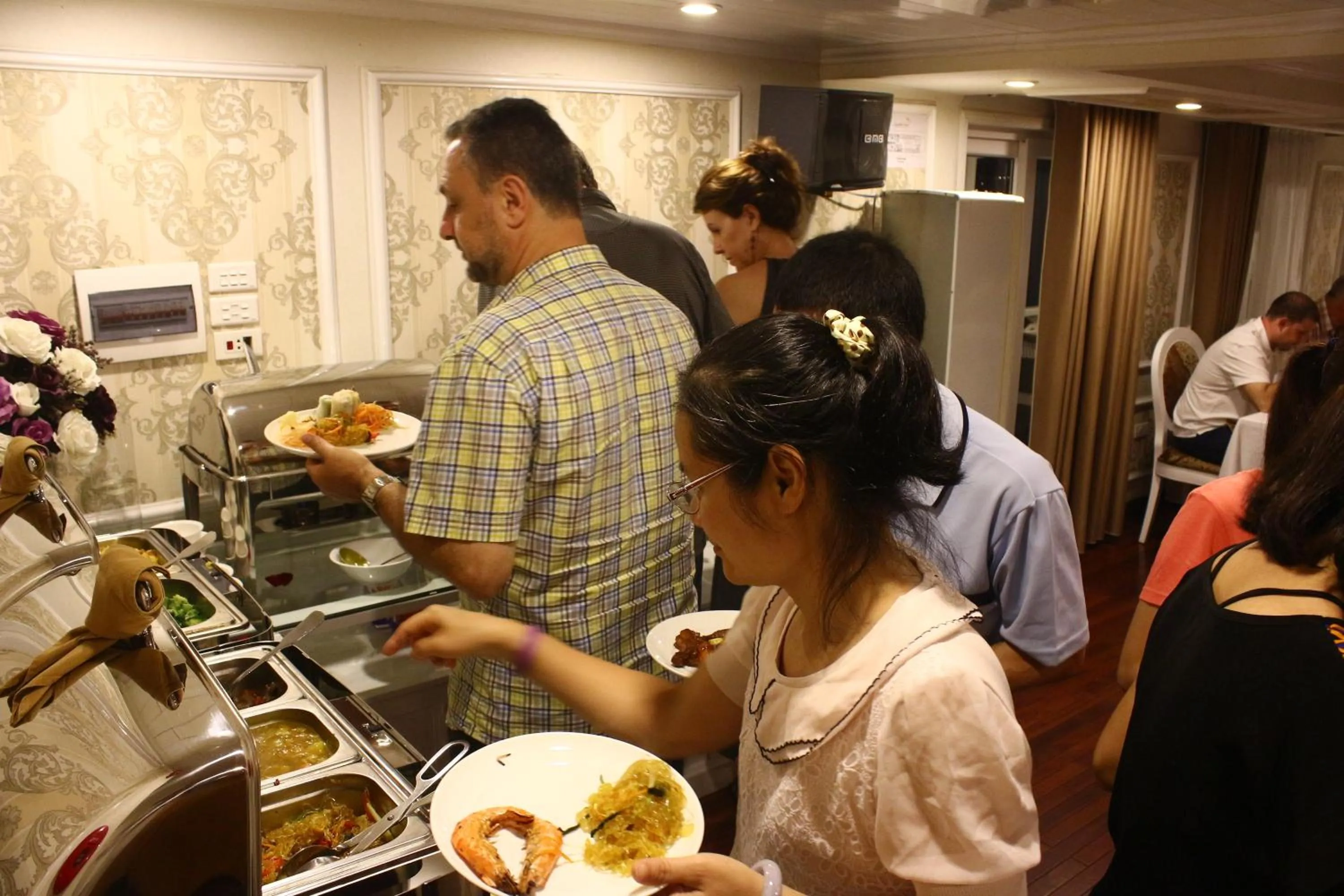 Food and drinks in Signature Halong Cruise