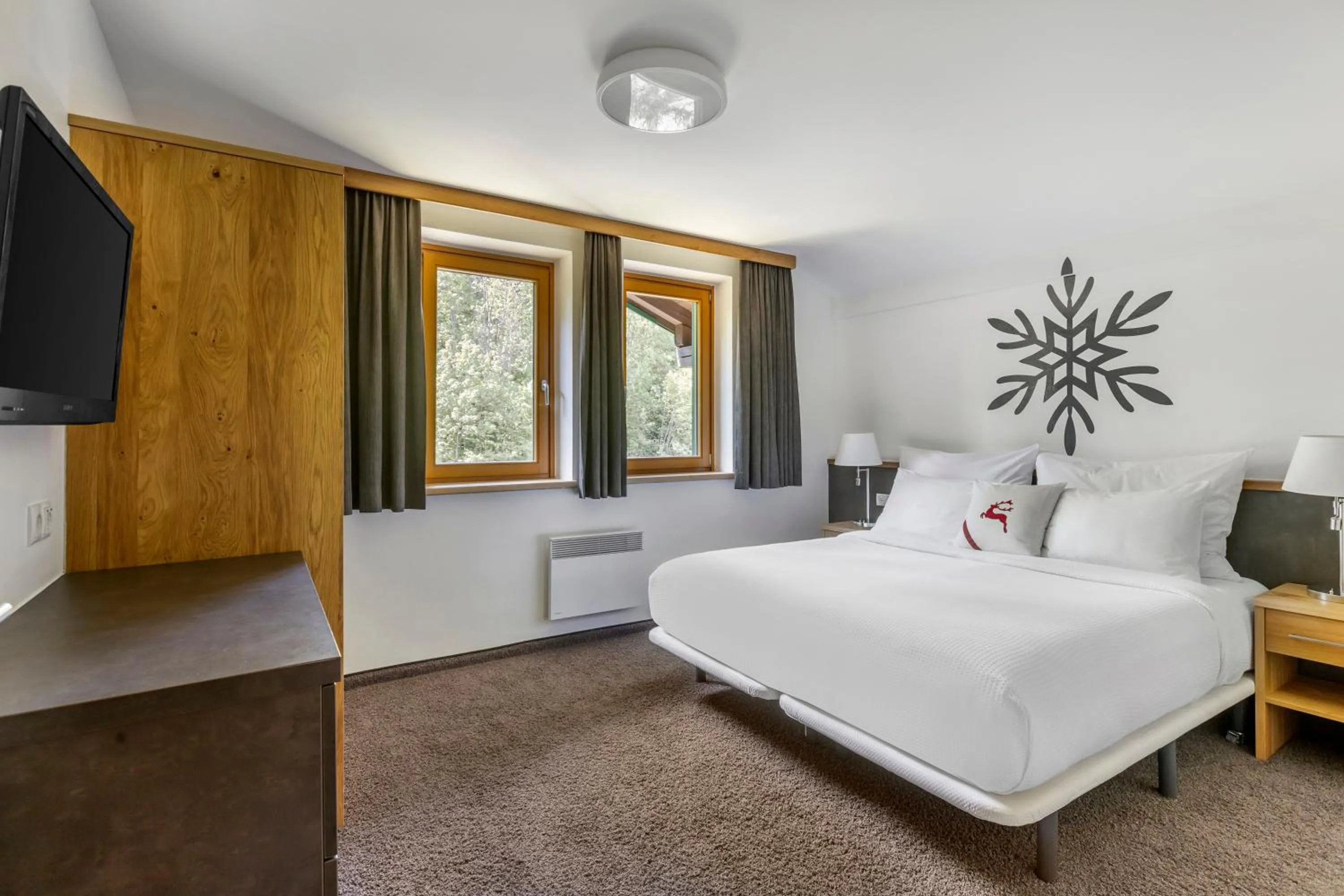 Bedroom, Bed in Alpine Club Resort