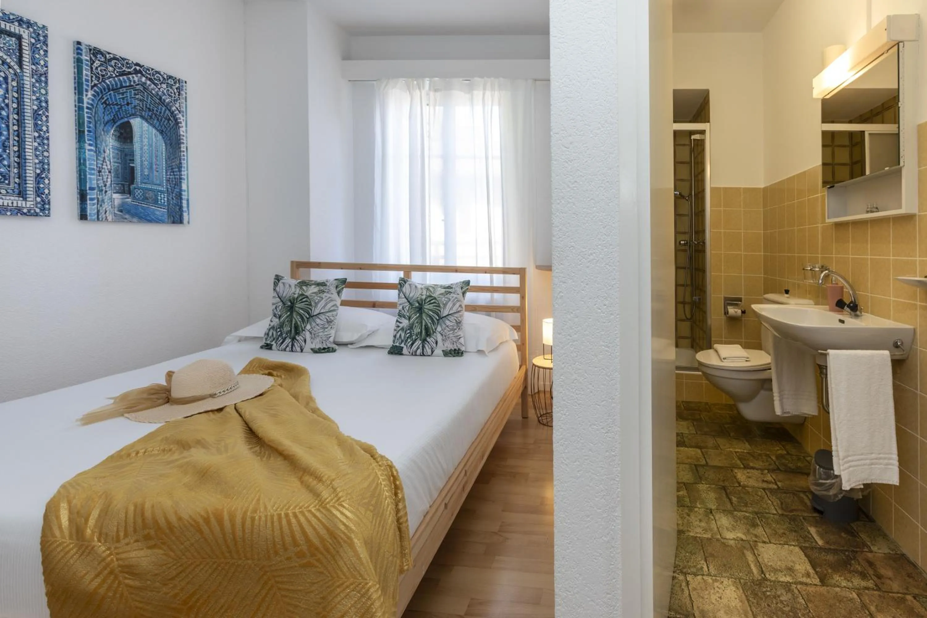 Toilet, Bed in Garden Hotel Primavera