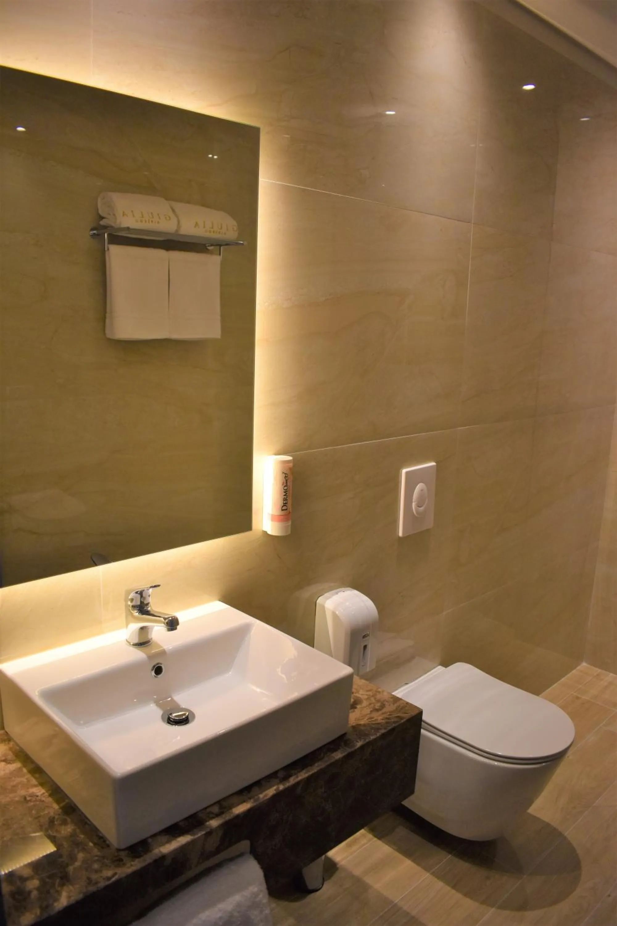 Bathroom in Giulia Albérgo Hotel