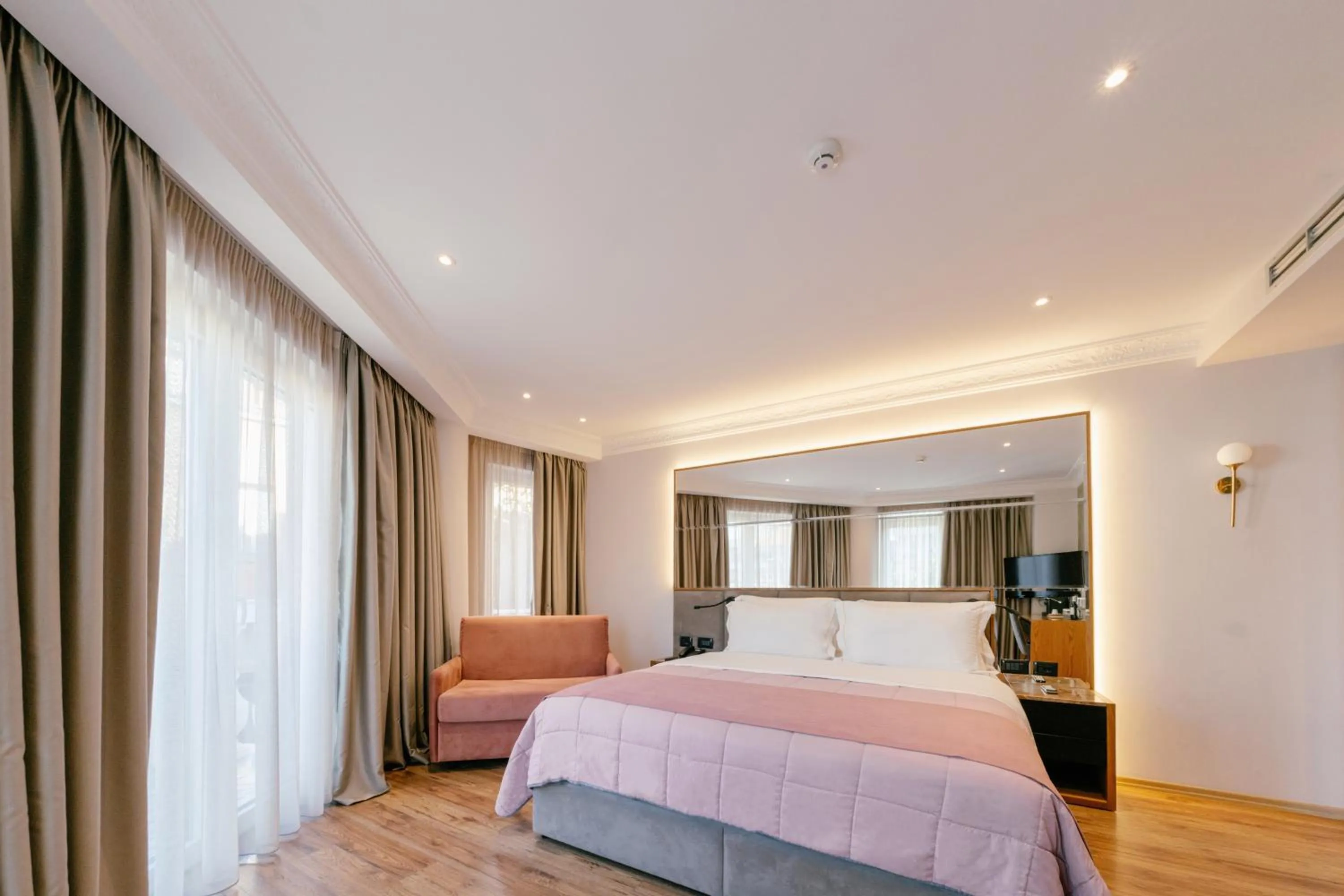 Photo of the whole room, Bed in Moenia Boutique Hotel