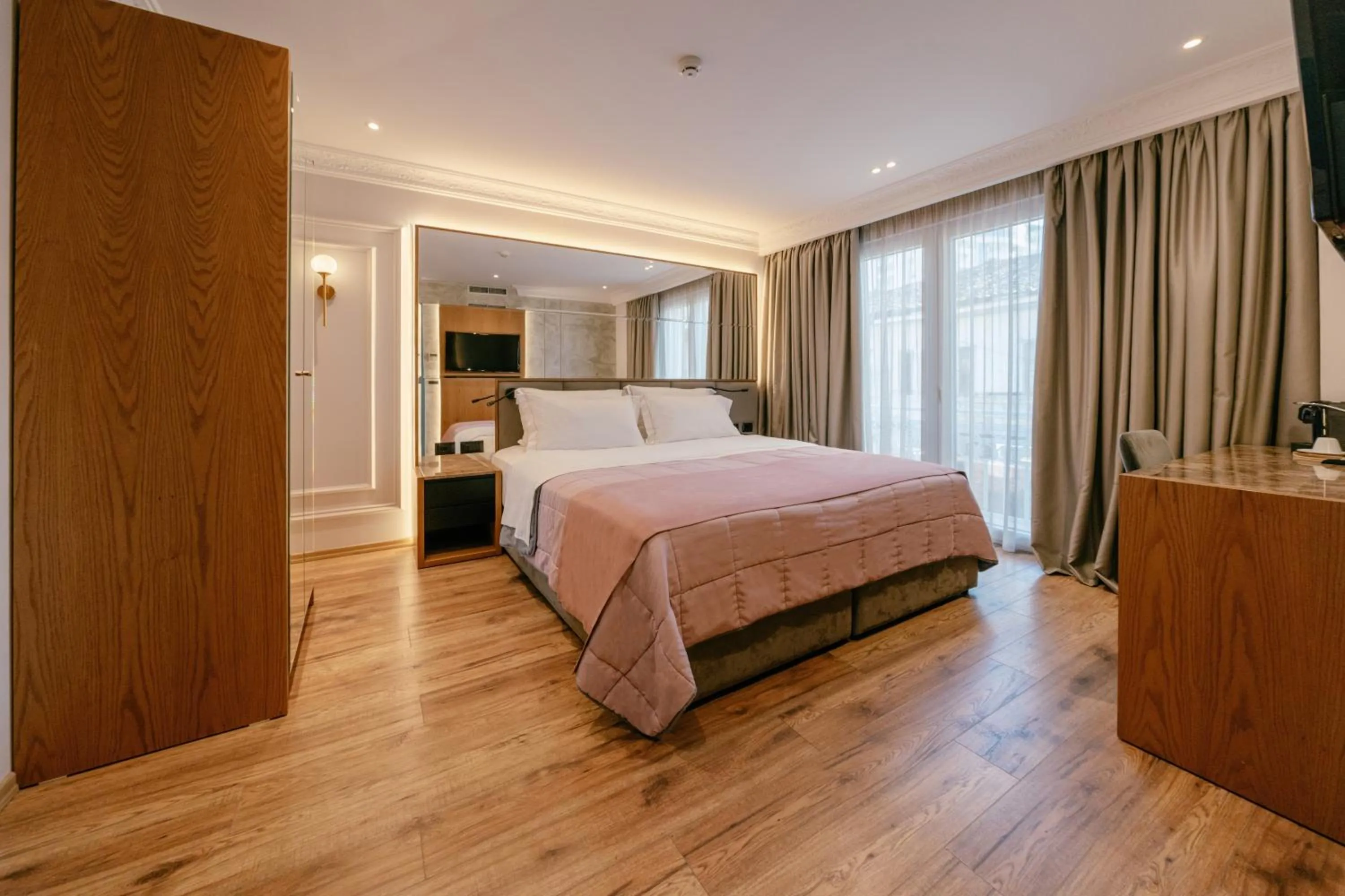 Photo of the whole room, Bed in Moenia Boutique Hotel