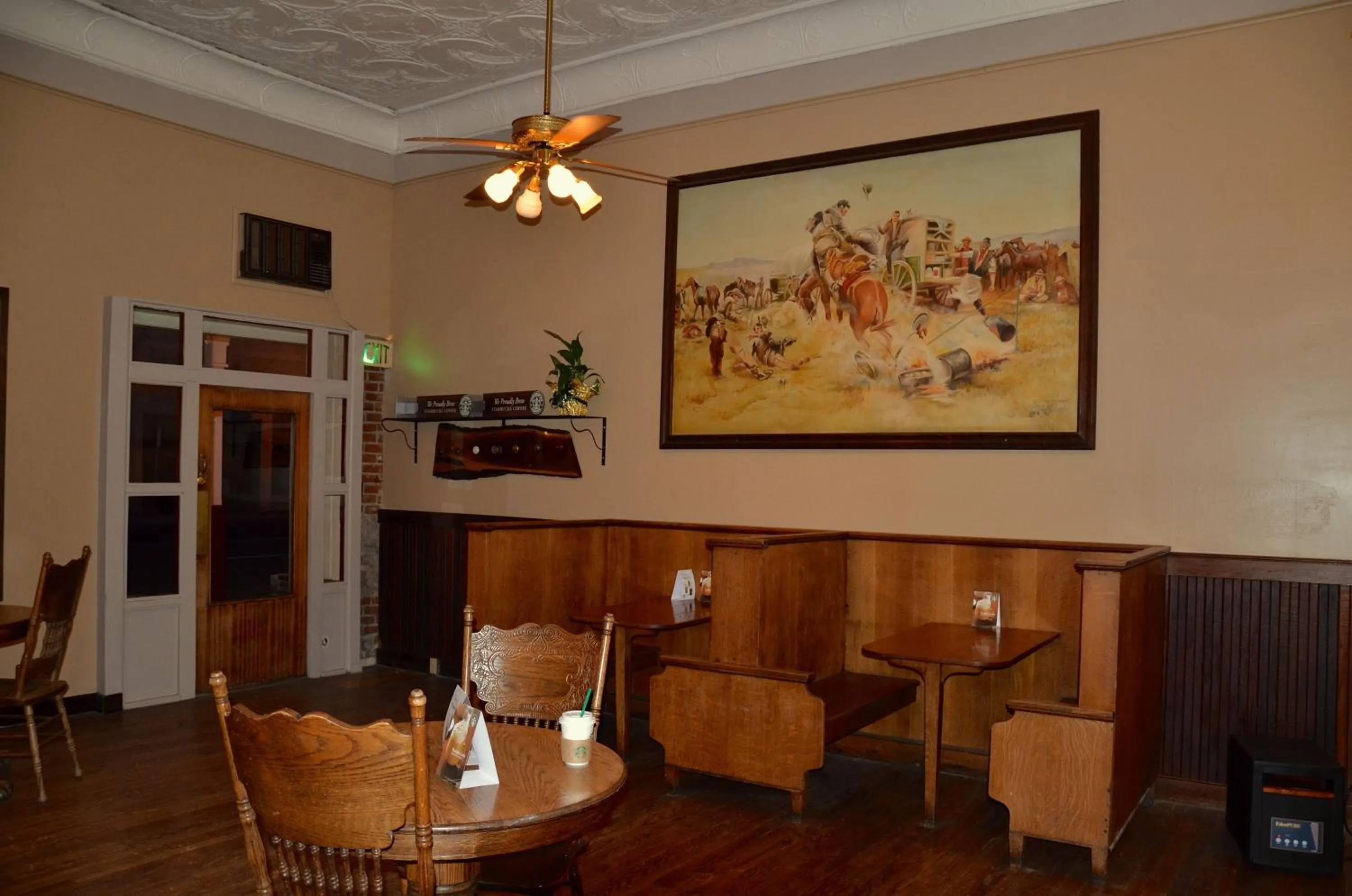 Restaurant/places to eat in Hotel Niles