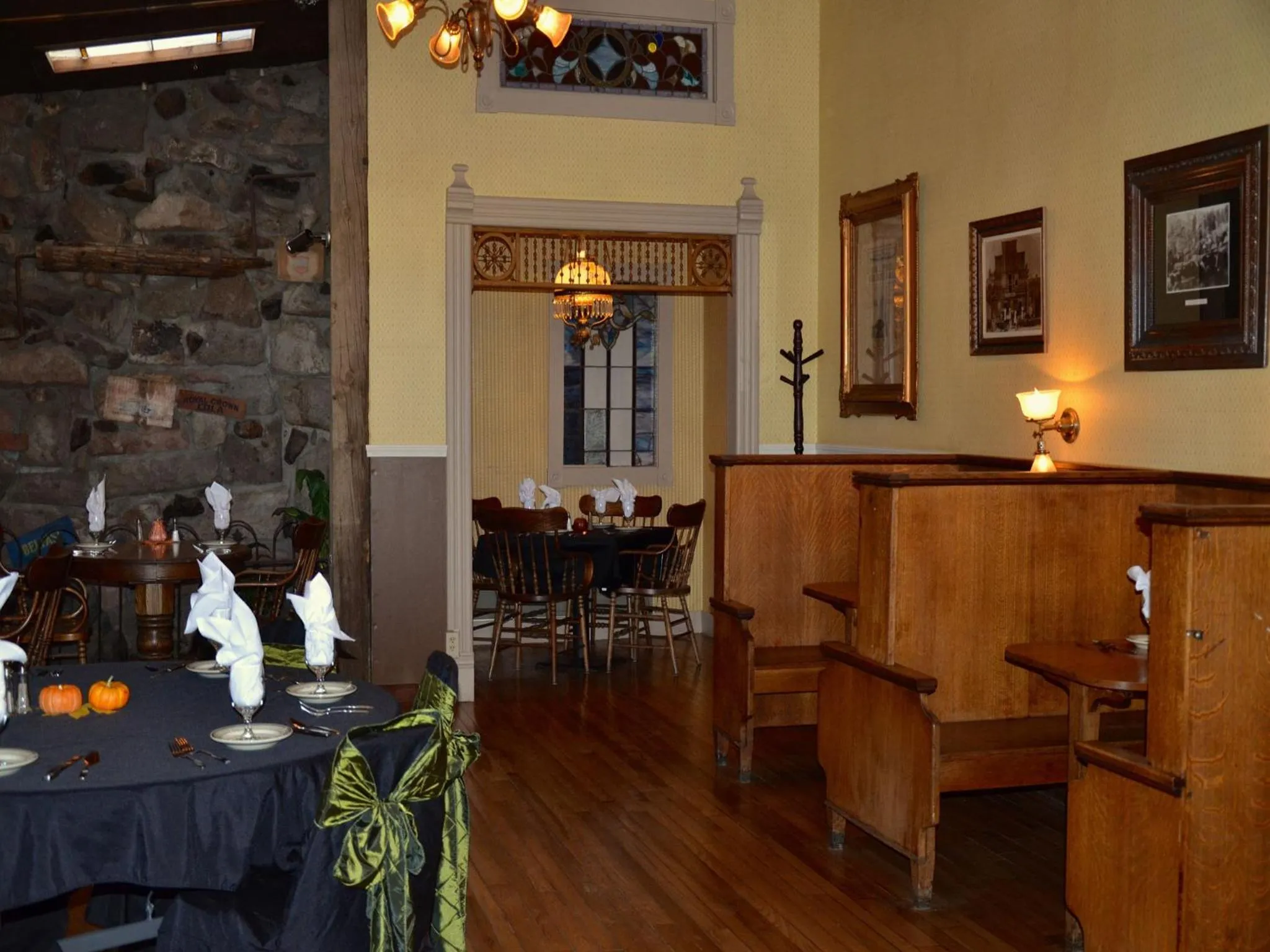 Restaurant/places to eat in Hotel Niles