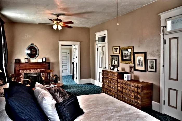 Photo of the whole room, Bed in Hotel Niles