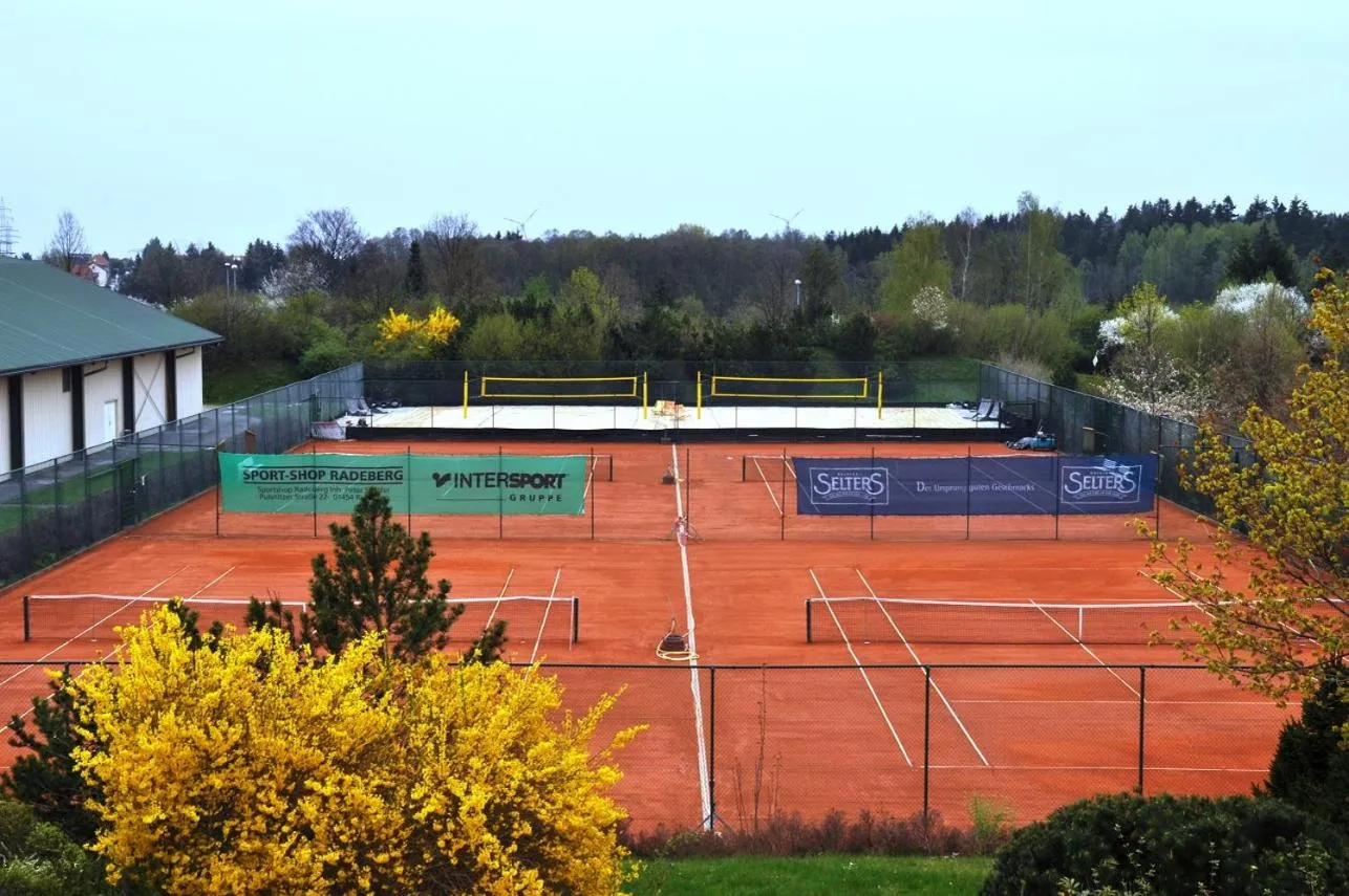 Tennis court in Hotel Sportwelt Radeberg