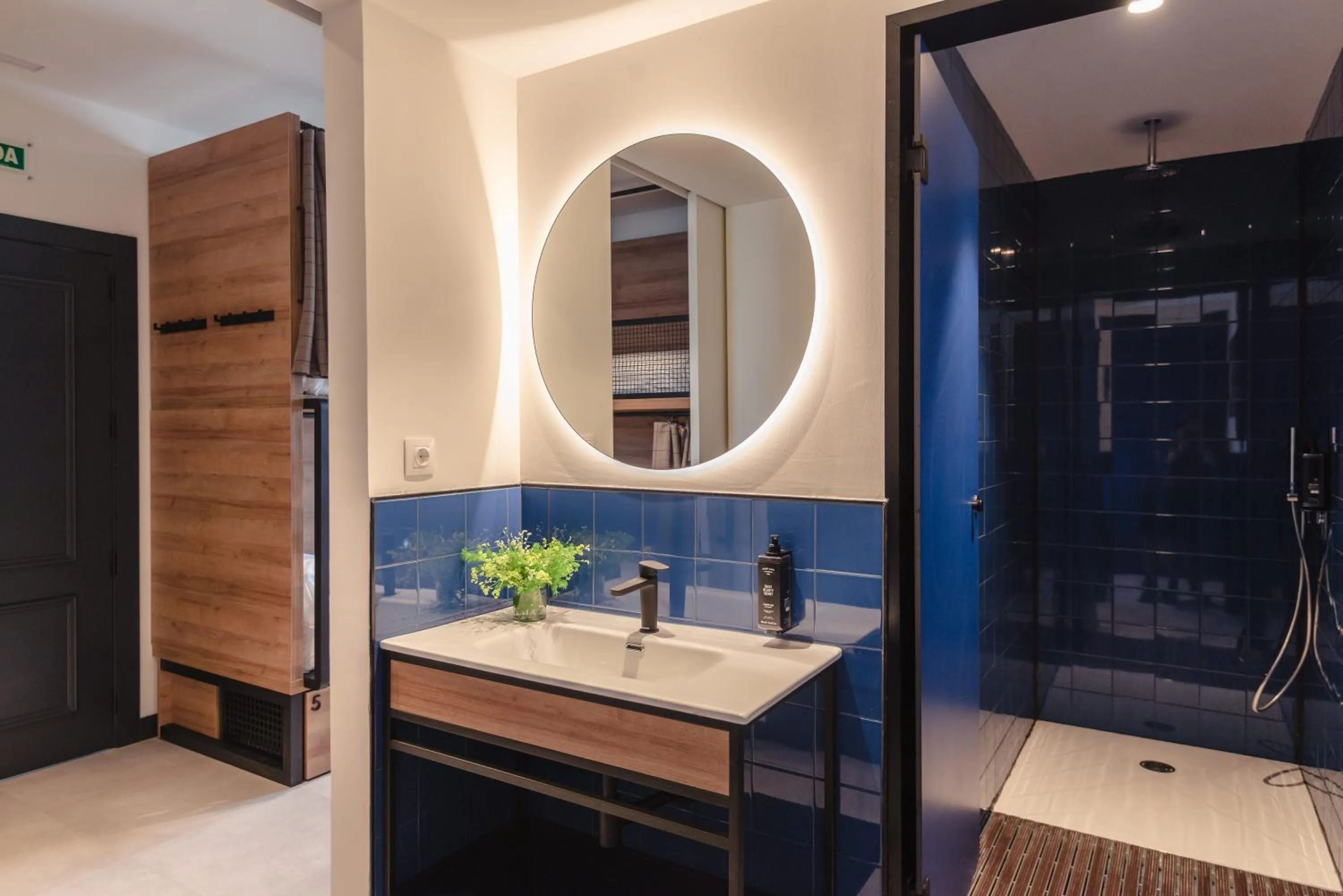 Shower in LATROUPE La Granja