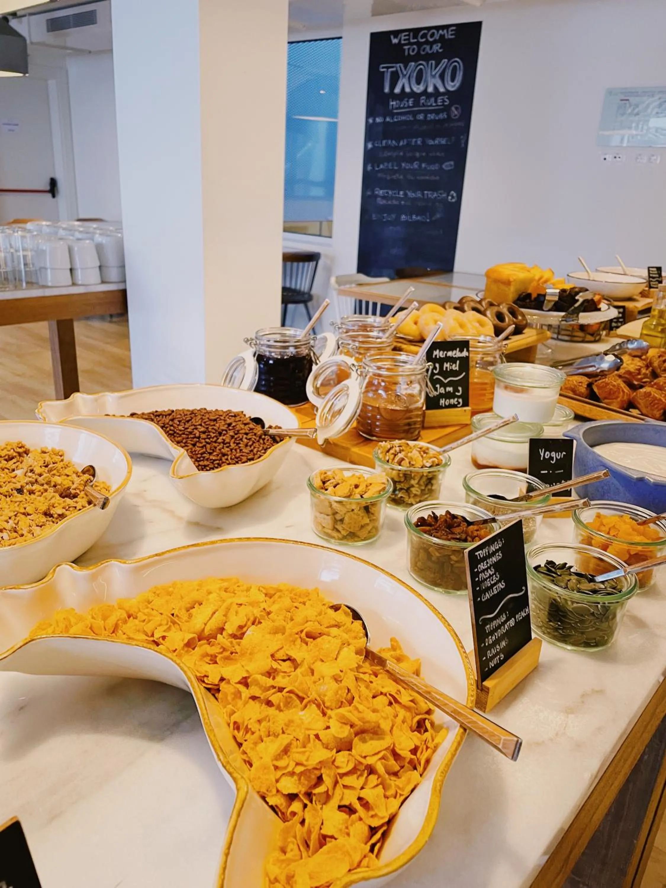 Buffet breakfast in LATROUPE La Granja