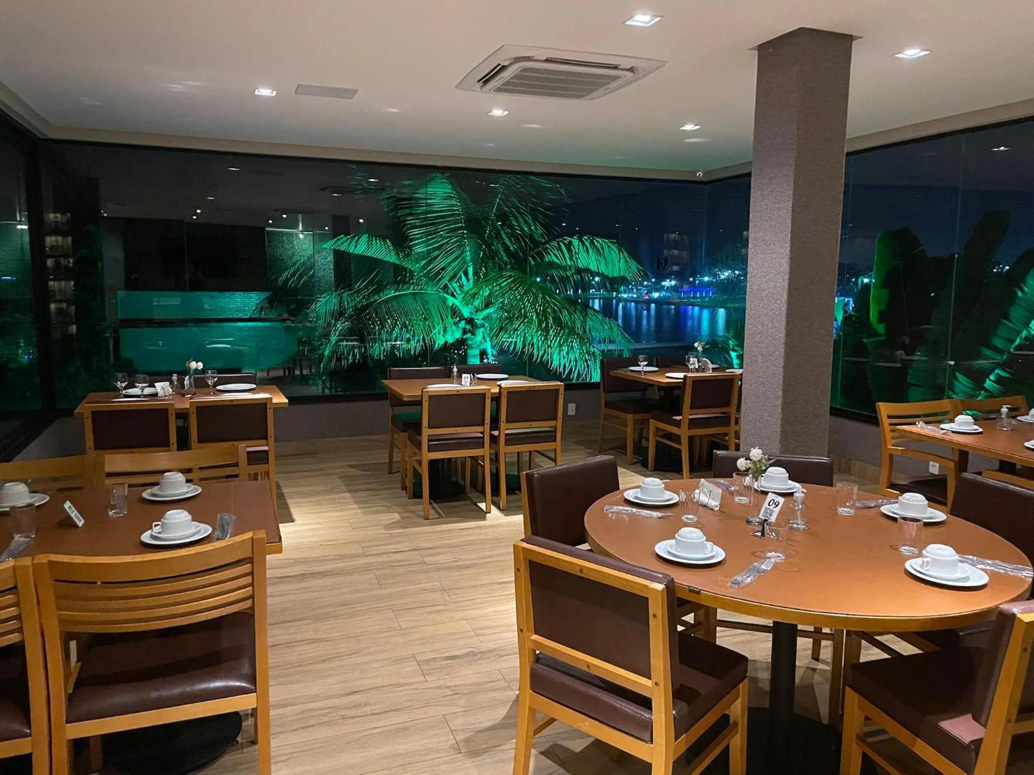 Restaurant/places to eat in Hotel do Lago