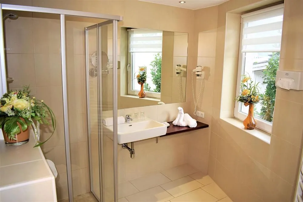 Bathroom, Bed in Hotel Malerhaus