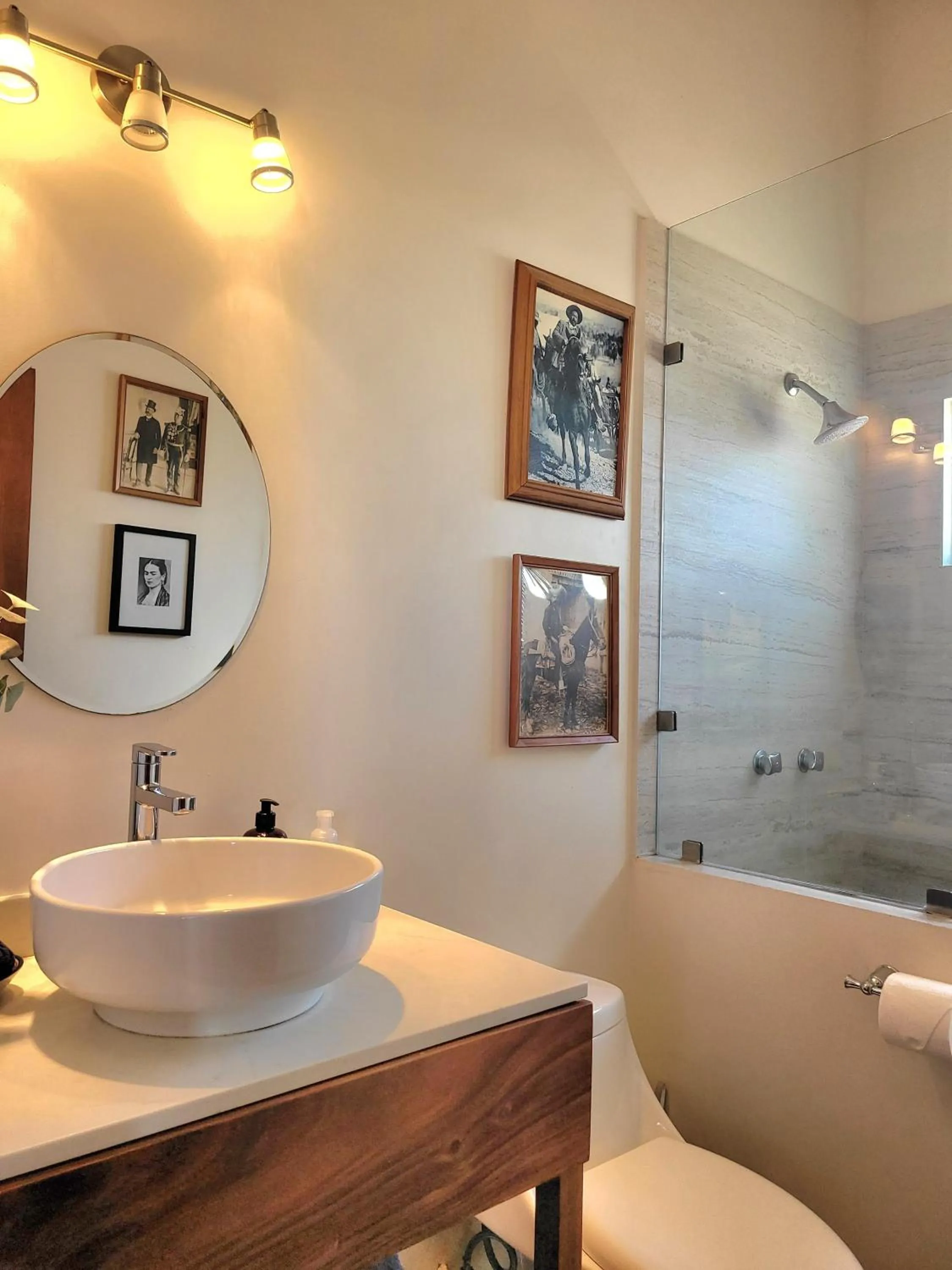 Shower in Casa Magdalena