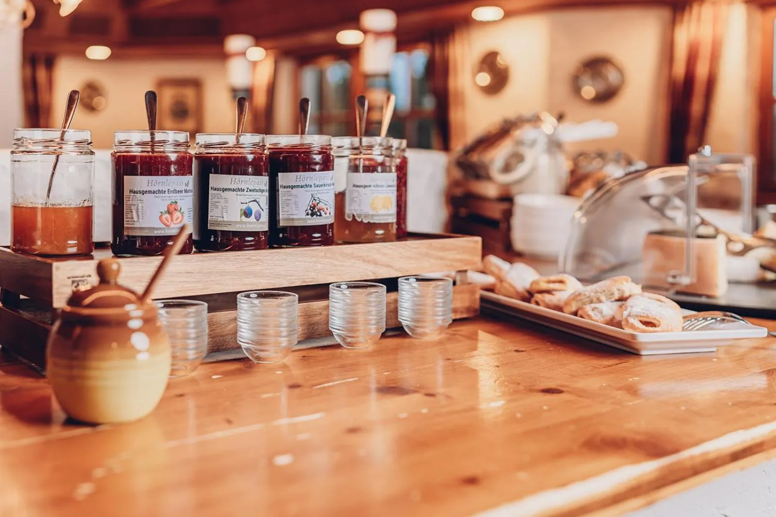 Buffet breakfast in Alpengasthof Hörnlepass