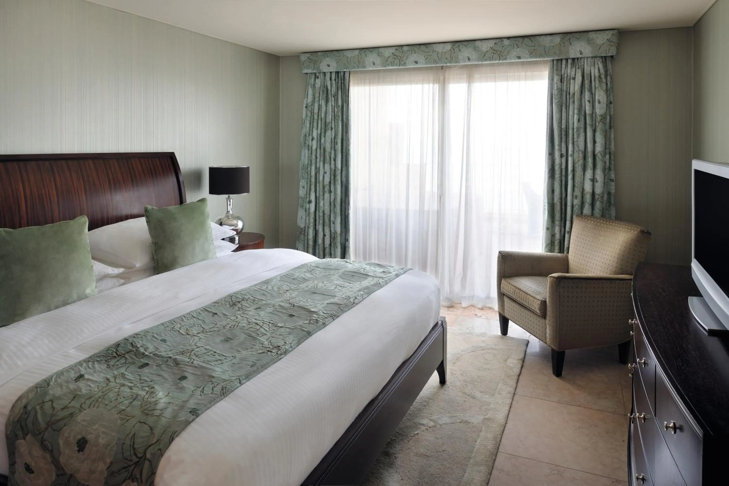 Bed in Mövenpick Hotel & Resort Al Bida'a