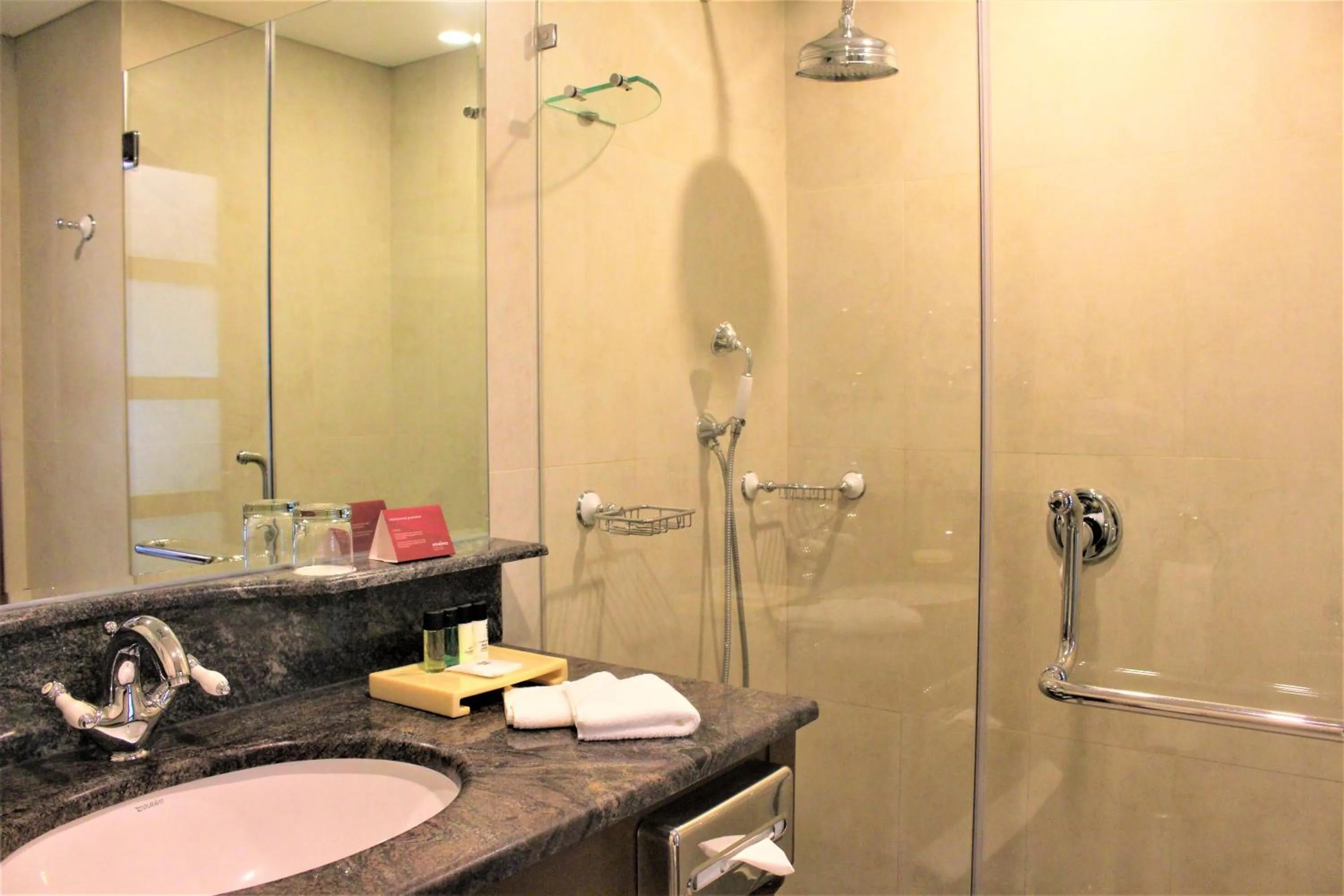 Shower in Mövenpick Hotel & Resort Al Bida'a
