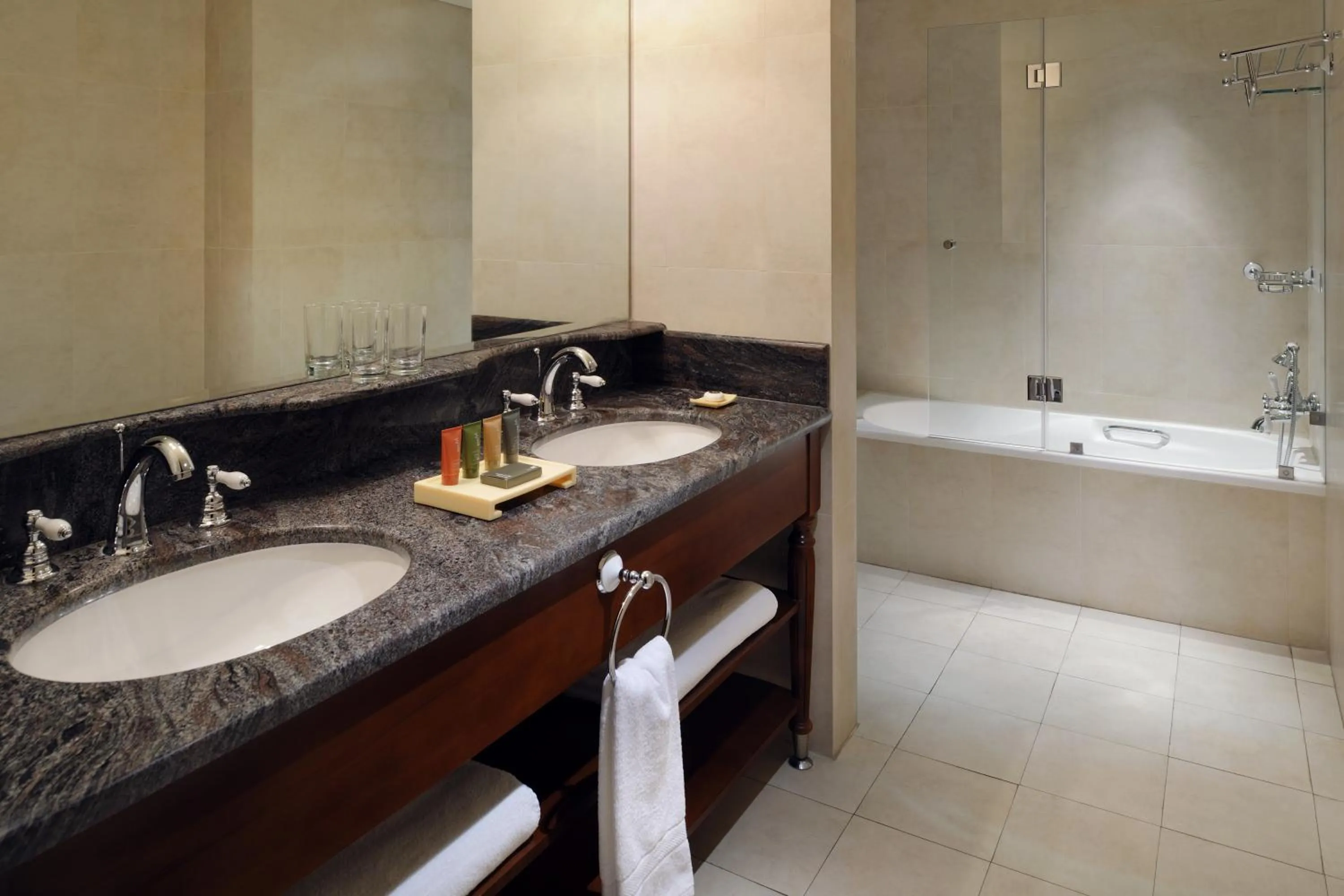 Shower in Mövenpick Hotel & Resort Al Bida'a