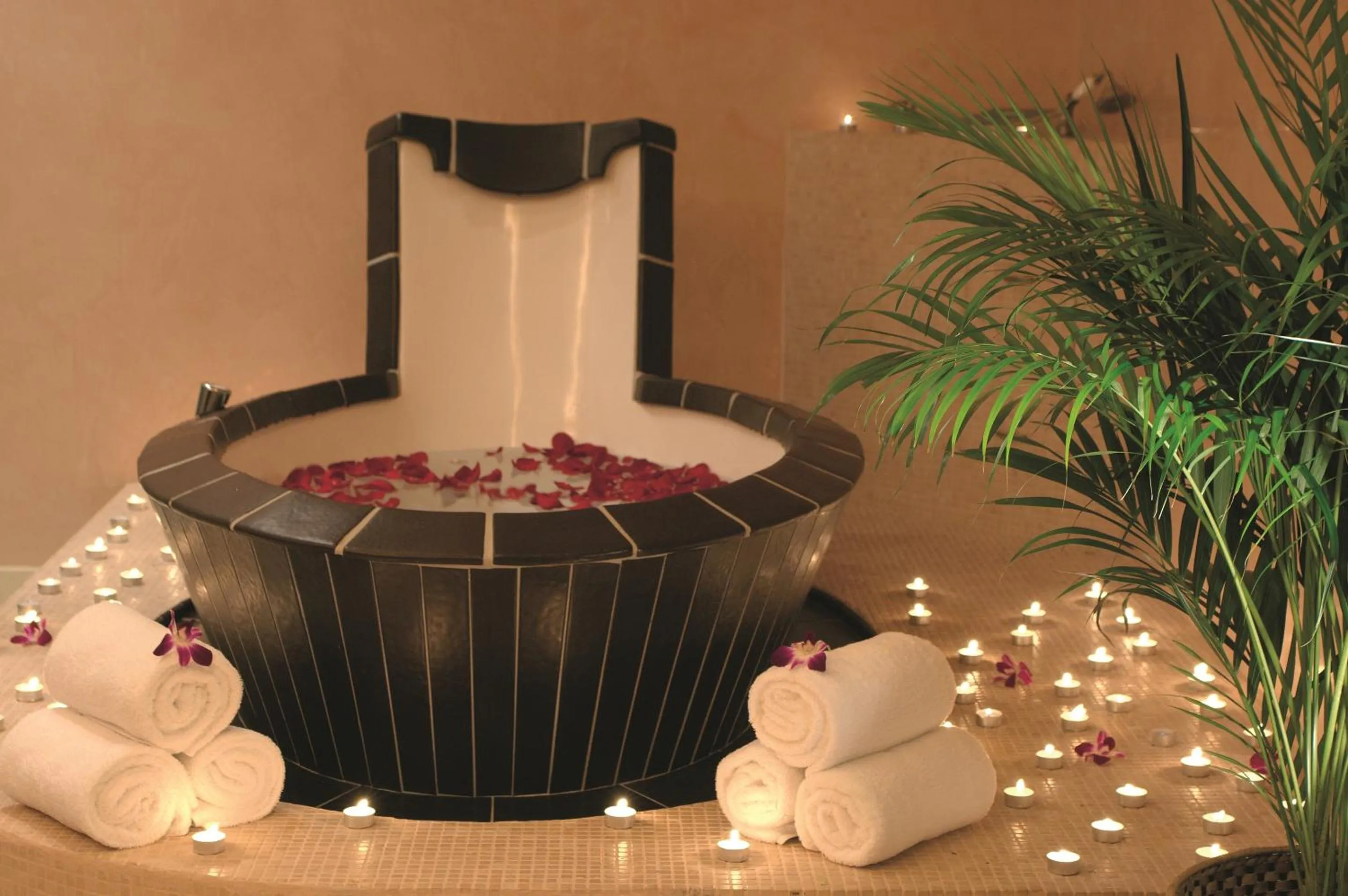 Hot Tub in Mövenpick Hotel & Resort Al Bida'a