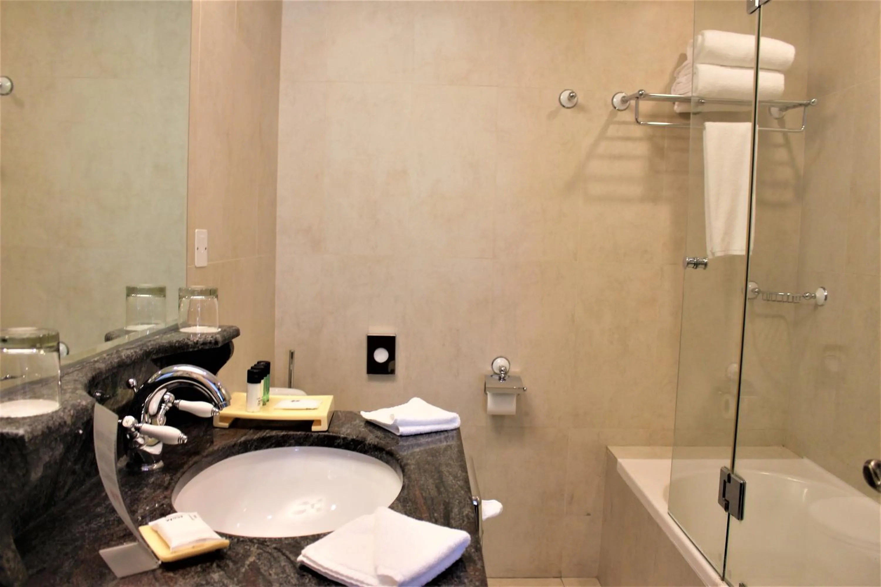 Shower in Mövenpick Hotel & Resort Al Bida'a