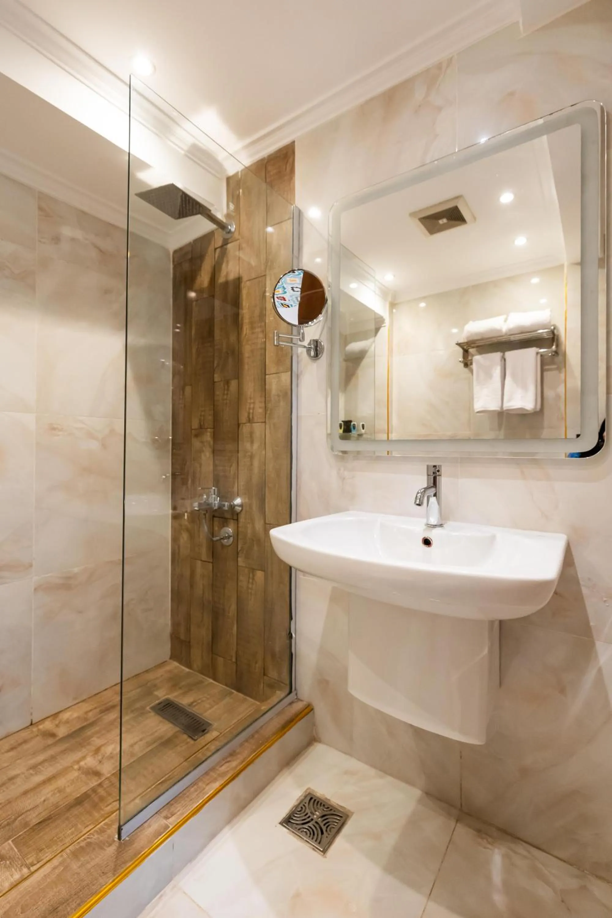 Shower in Golden Park Hotel Cairo, Heliopolis