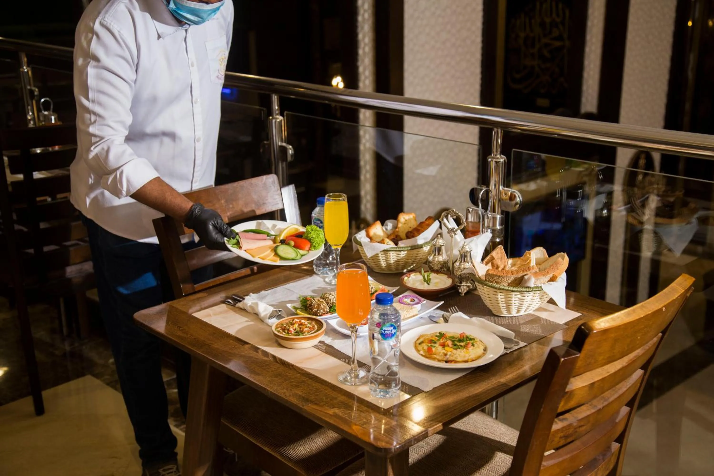 Restaurant/places to eat in Faraj Almadina Hotel