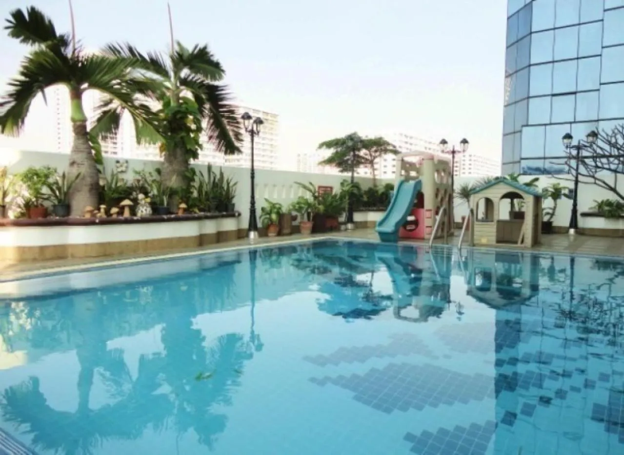 Swimming pool in United Tower Thonglor by Aspira