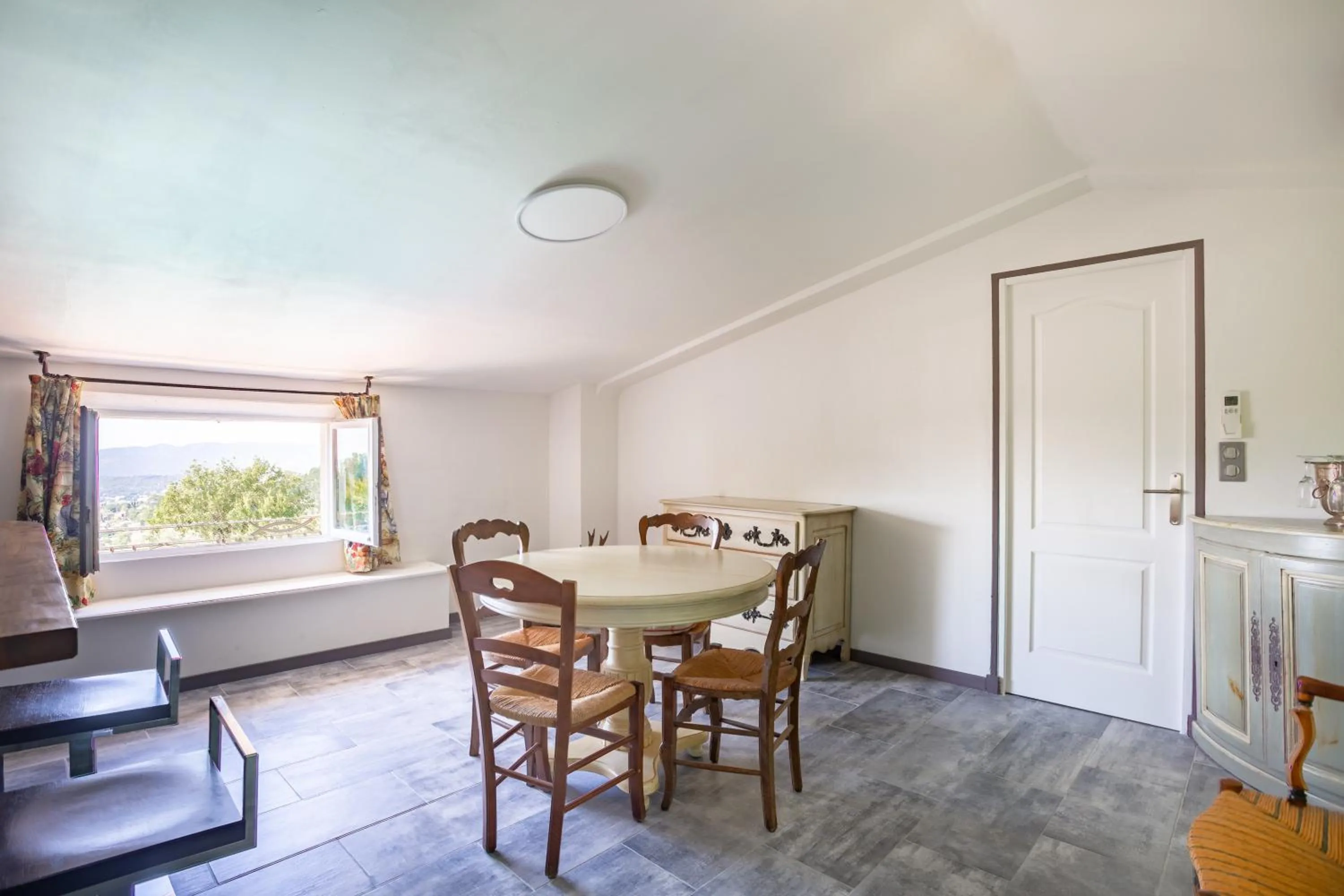 Dining area in Le Clos des Senteurs de Chateauneuf de Grasse