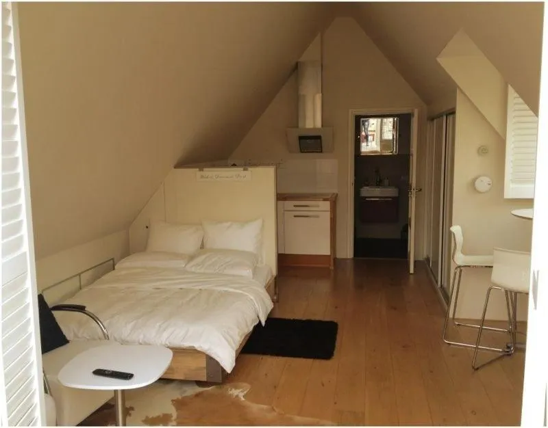 Photo of the whole room, Bed in Prince On The Roof