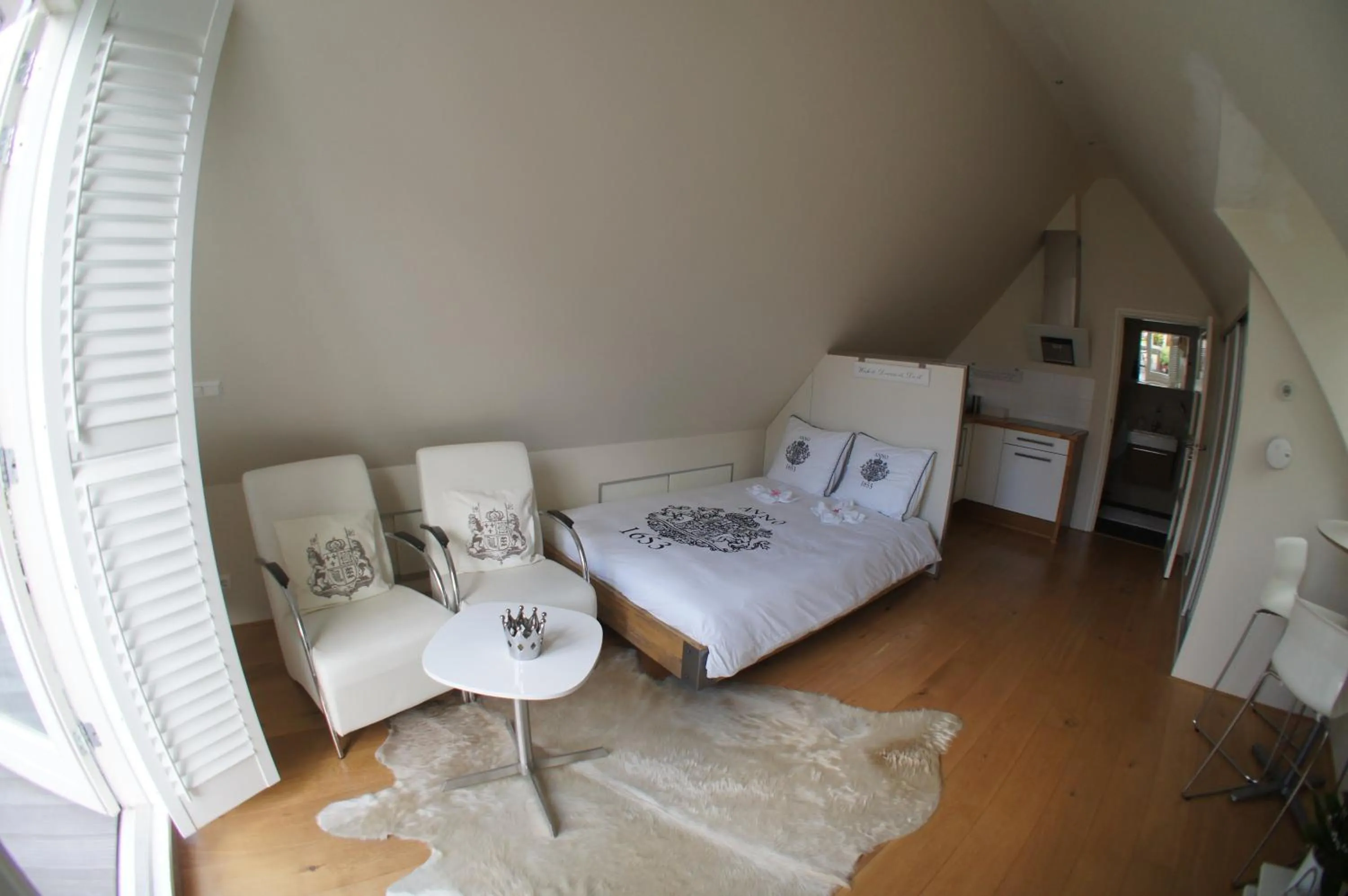 Seating area, Bed in Prince On The Roof