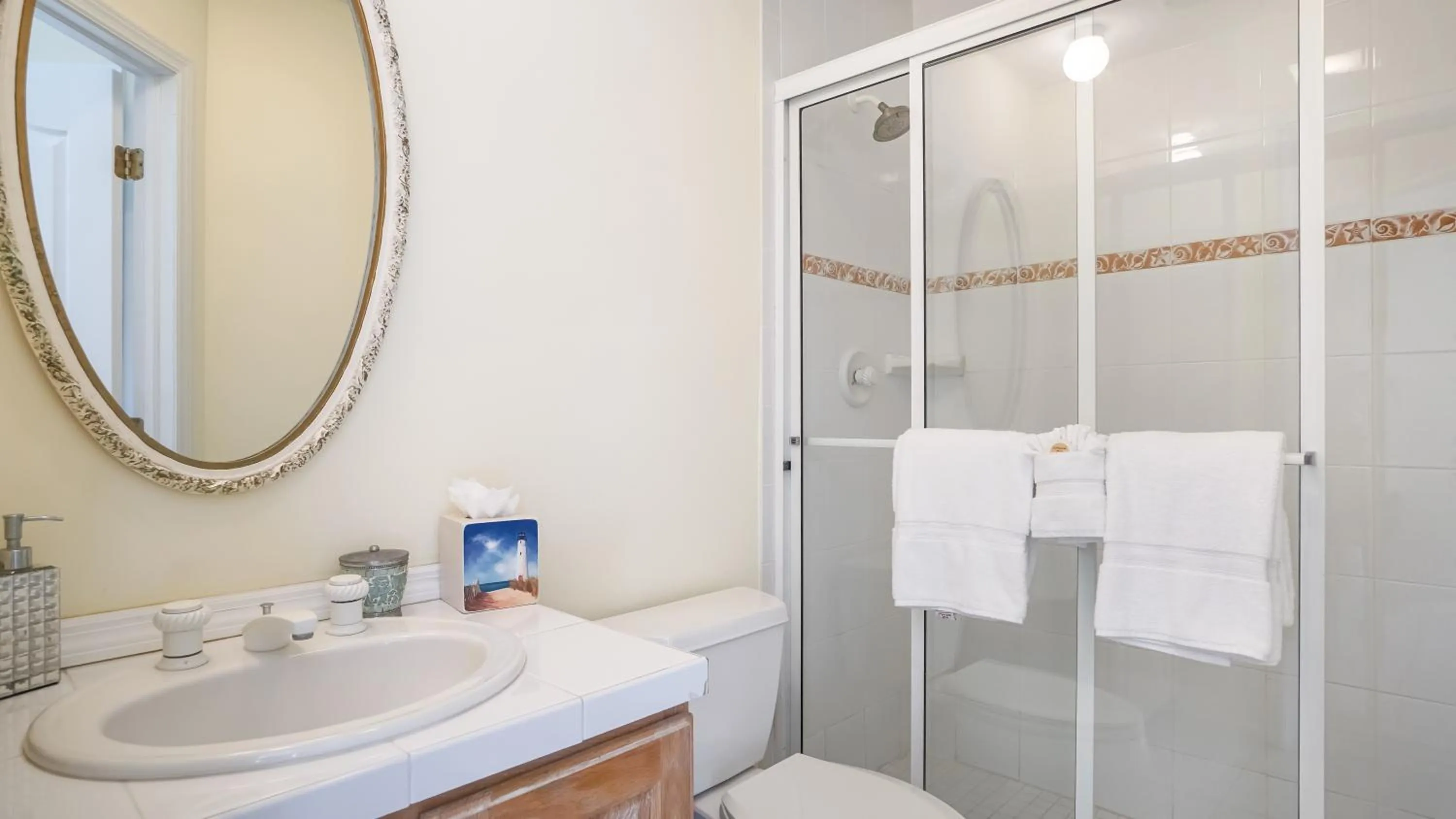 Shower in Glunz Ocean Beach Hotel and Resort