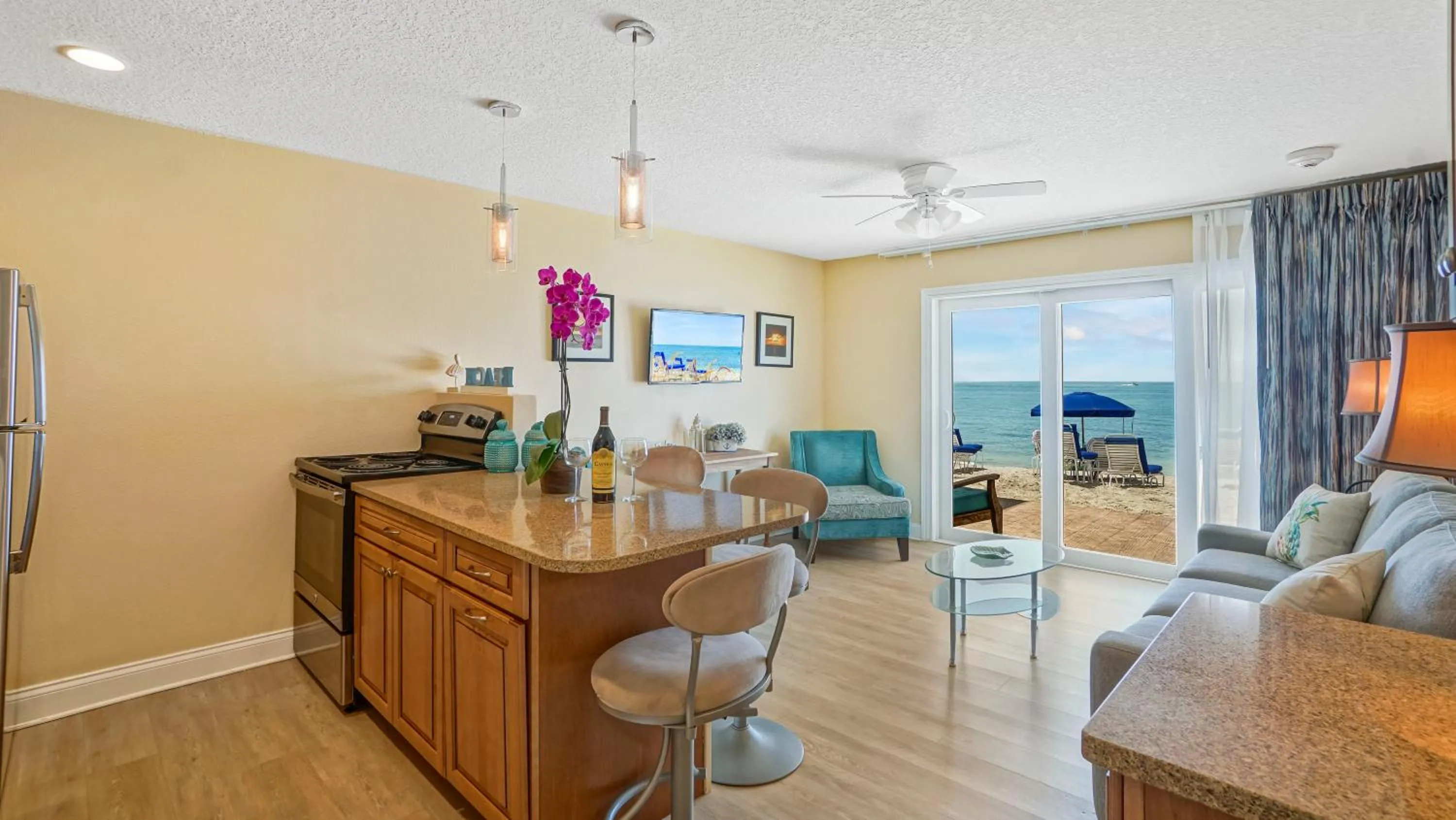 Kitchen or kitchenette in Glunz Ocean Beach Hotel and Resort