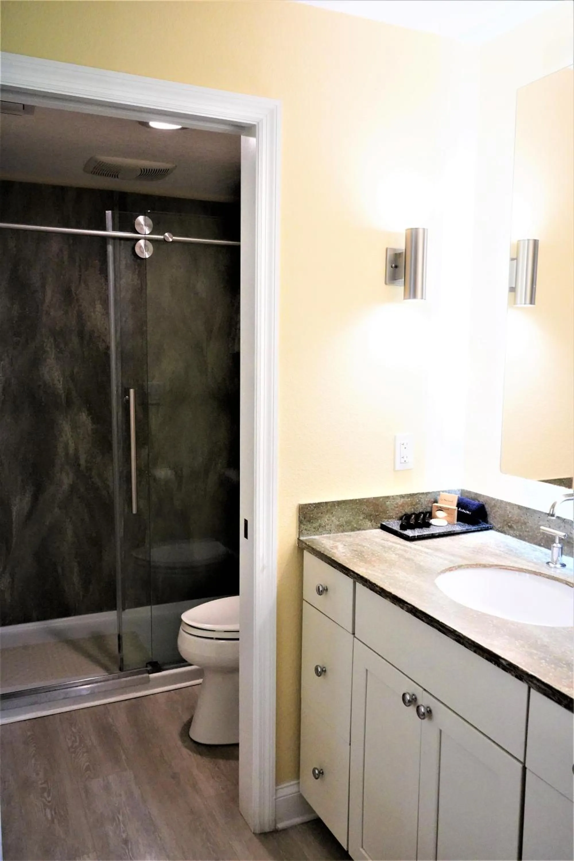 Shower in Glunz Ocean Beach Hotel and Resort