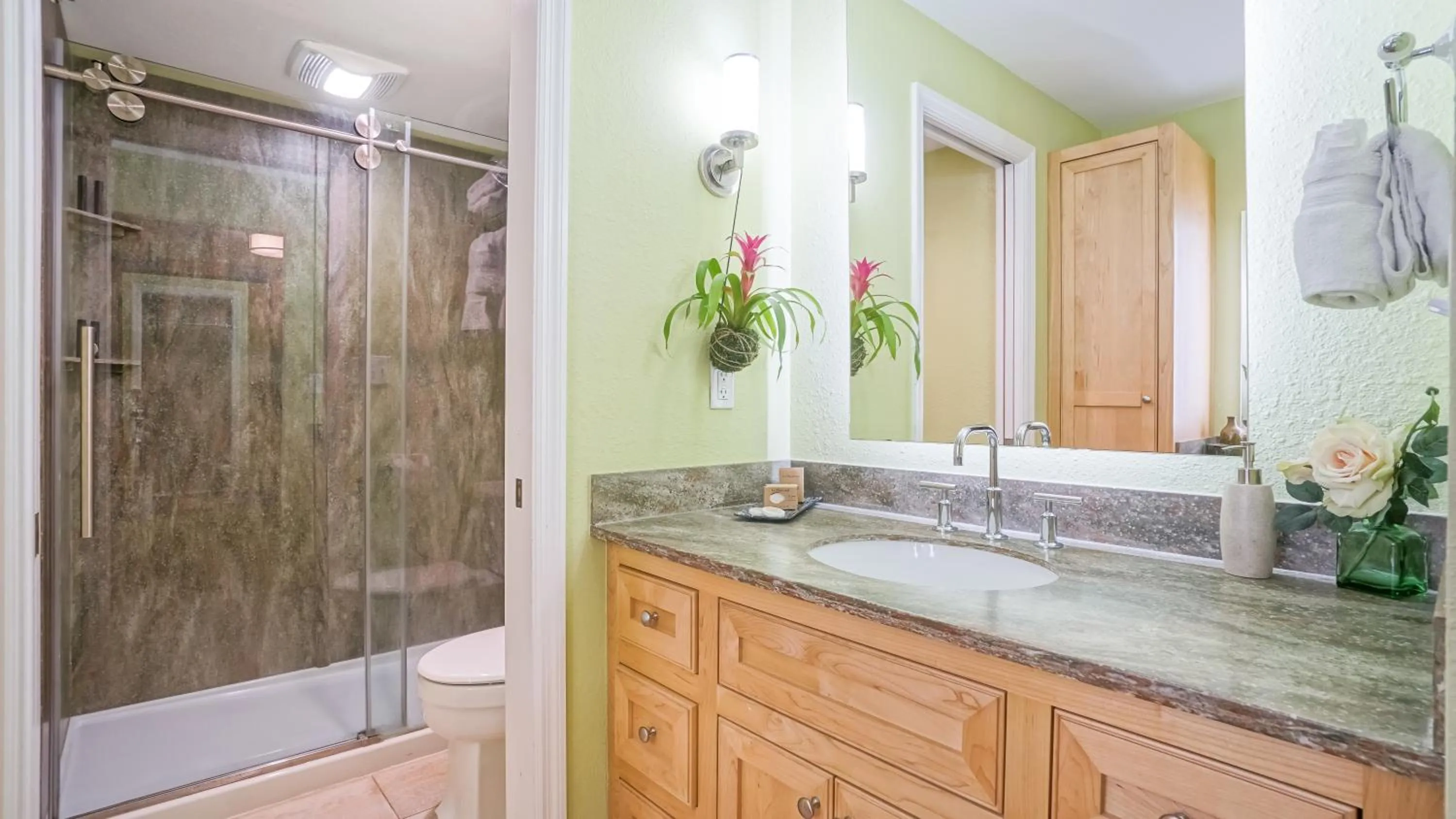 Shower in Glunz Ocean Beach Hotel and Resort