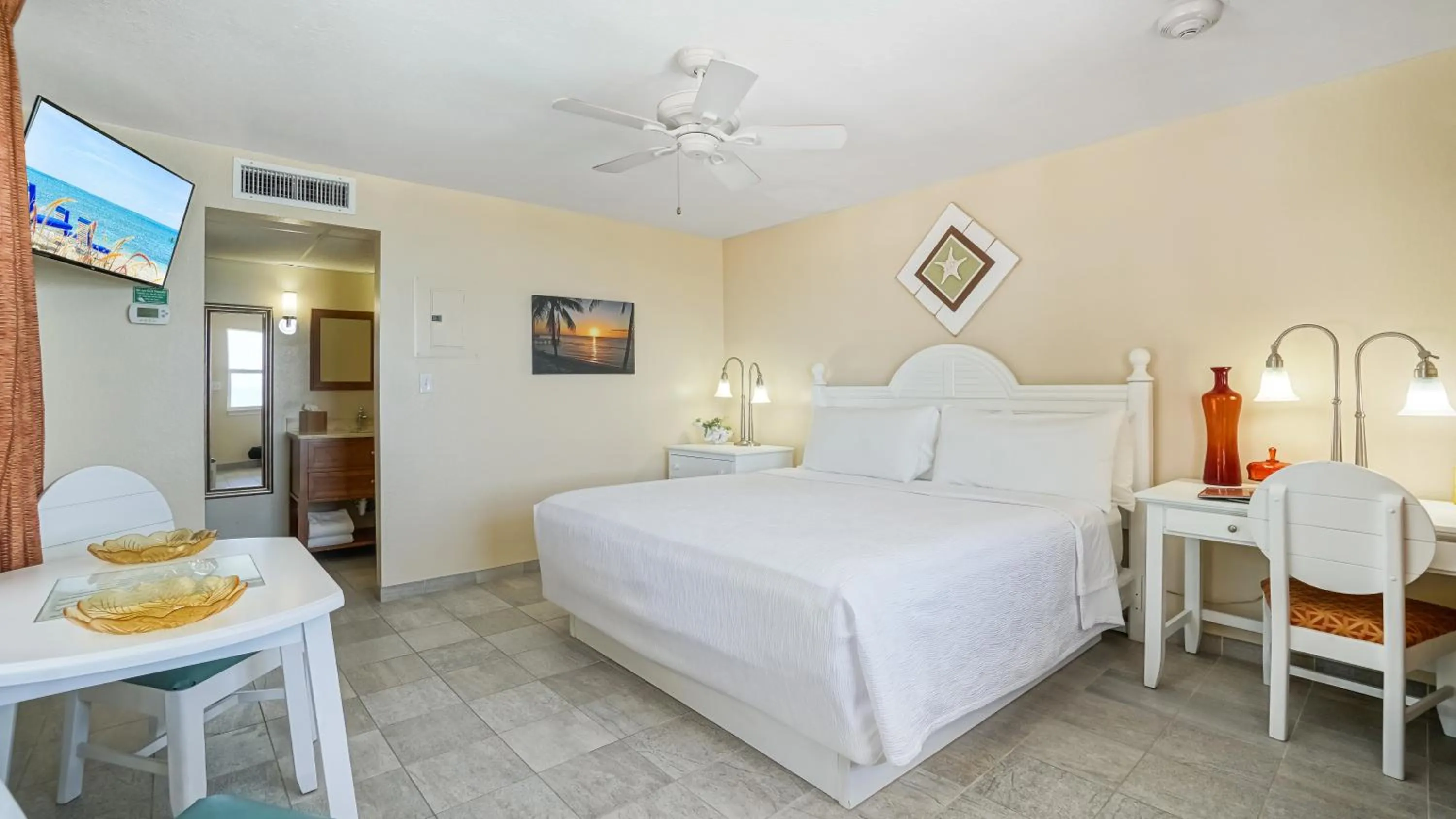 Bed in Glunz Ocean Beach Hotel and Resort