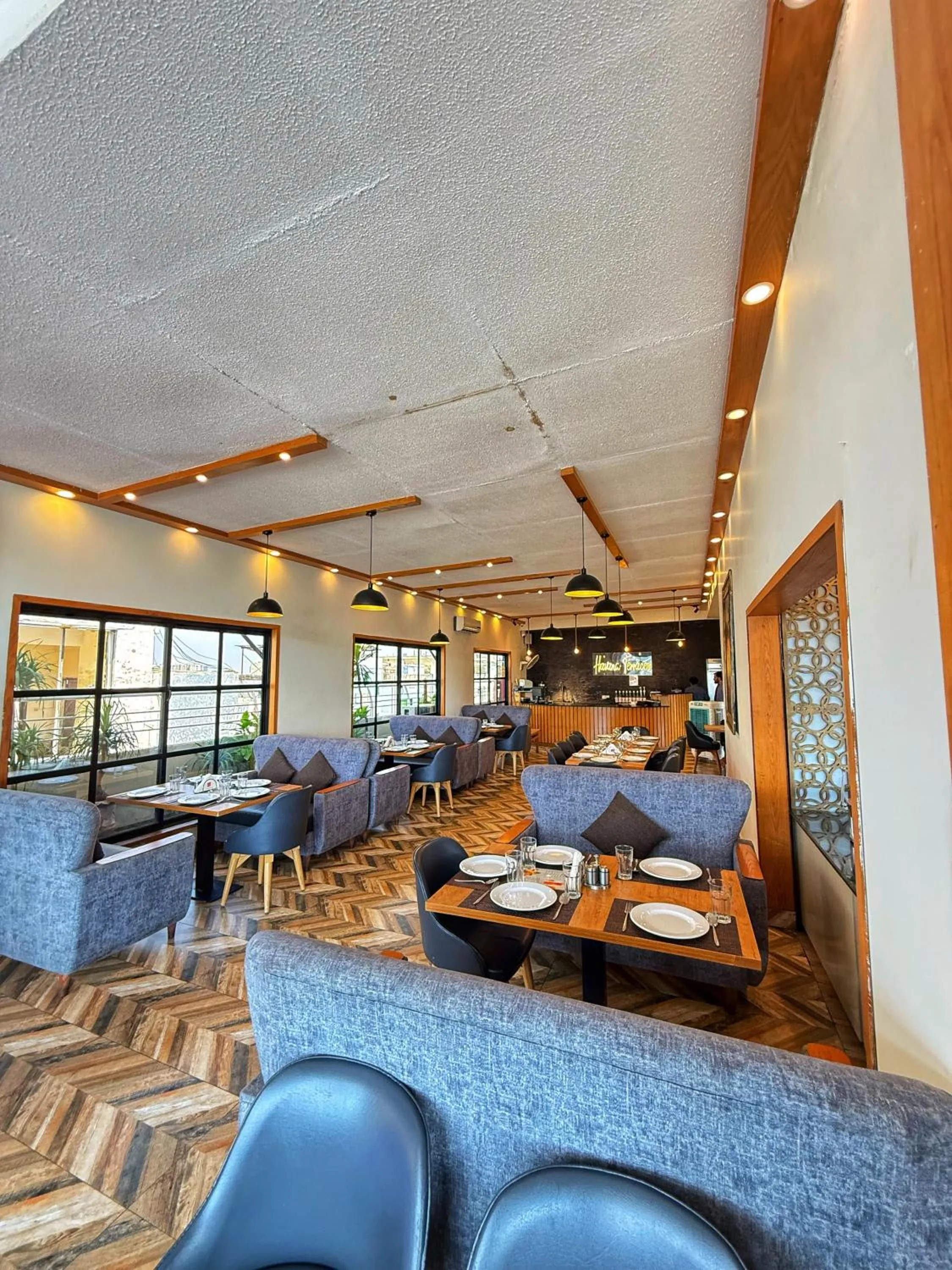 Restaurant/places to eat in Grand Islamabad Hotel