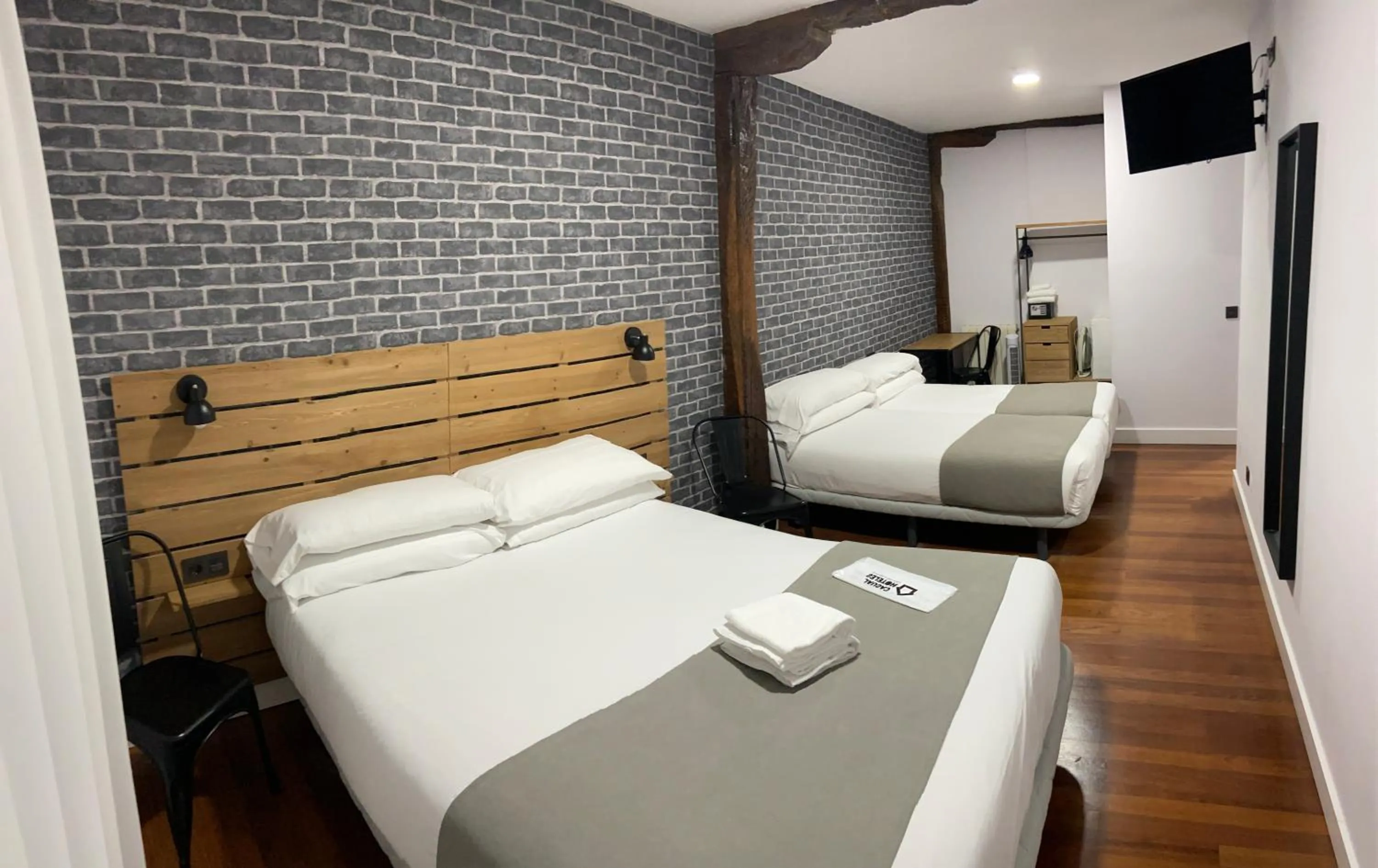 Photo of the whole room, Bed in Casual Mardones