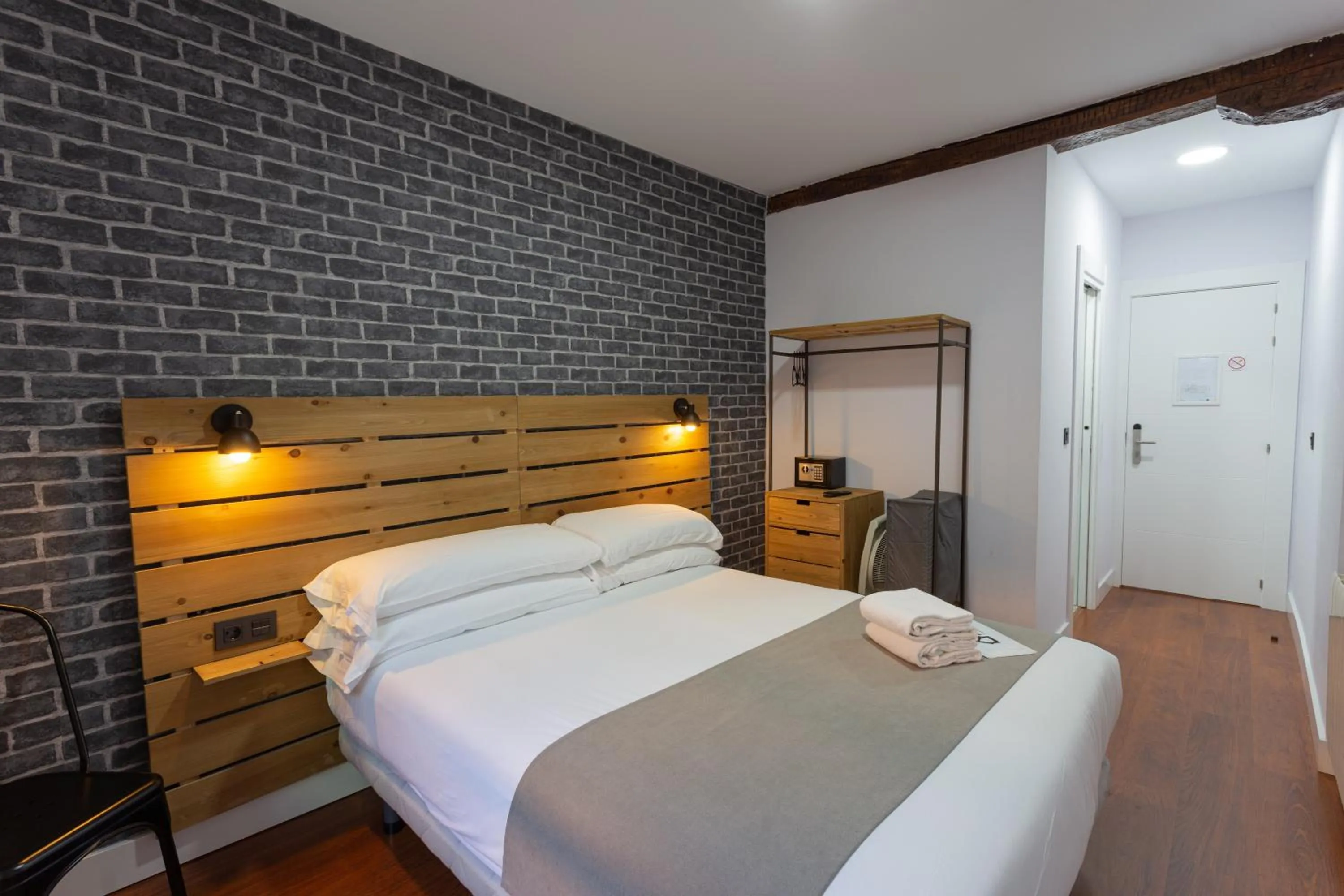 Photo of the whole room, Bed in Casual Mardones