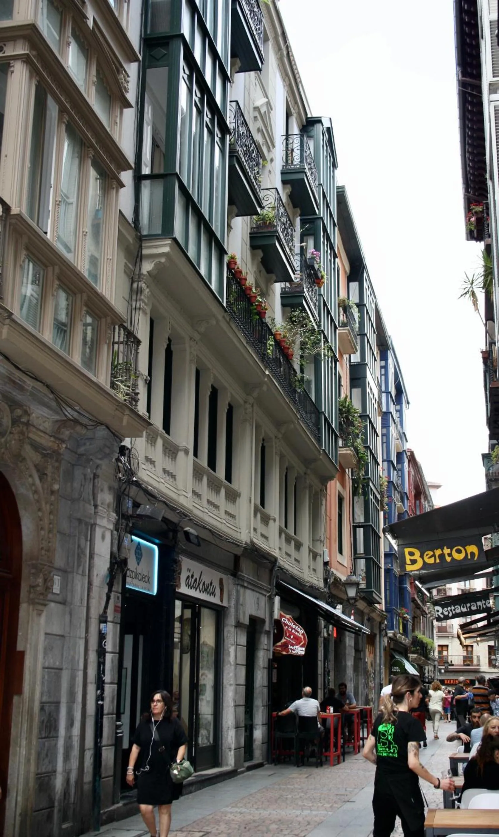 Neighbourhood in Casual Mardones