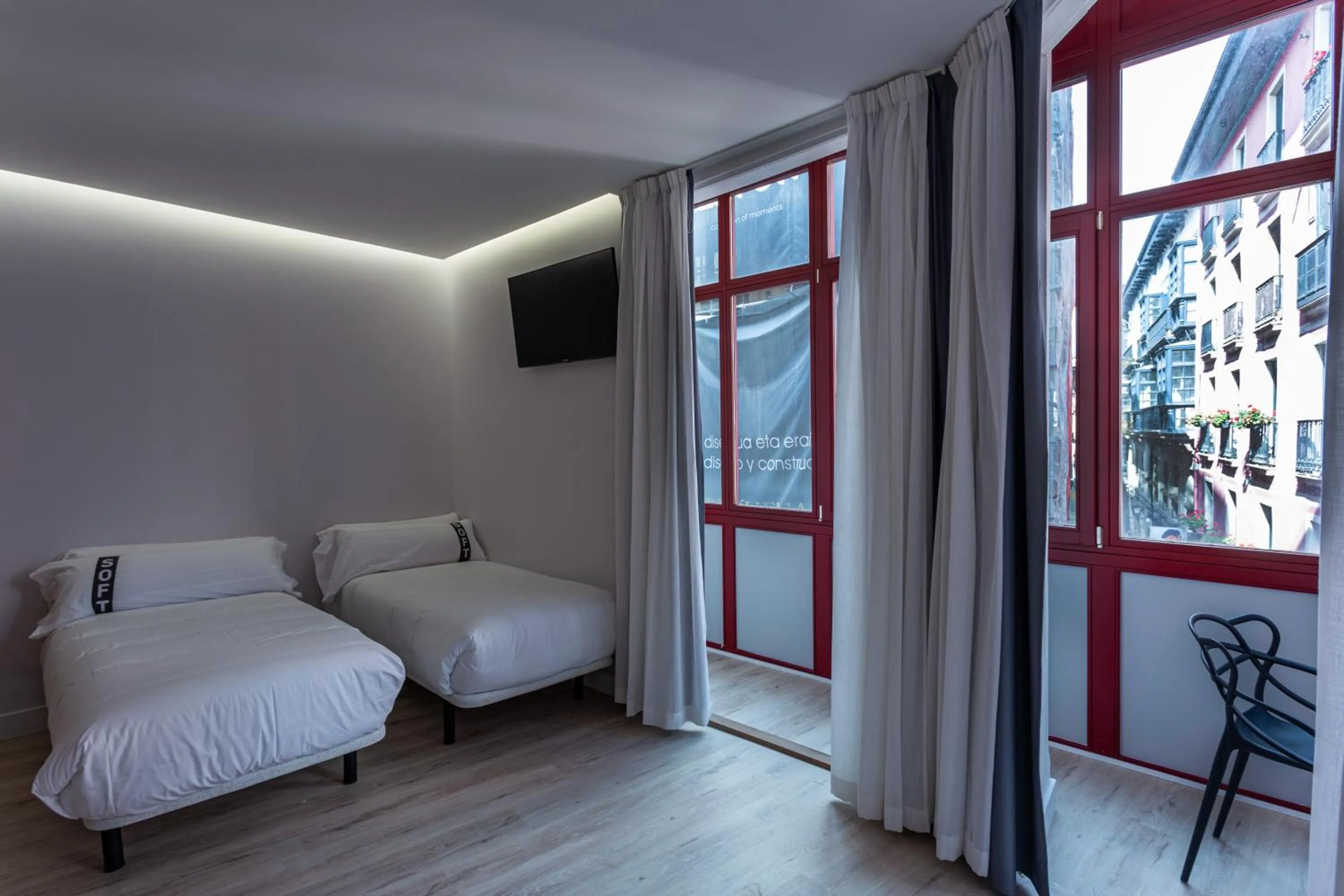 Photo of the whole room in Casual Fuentes