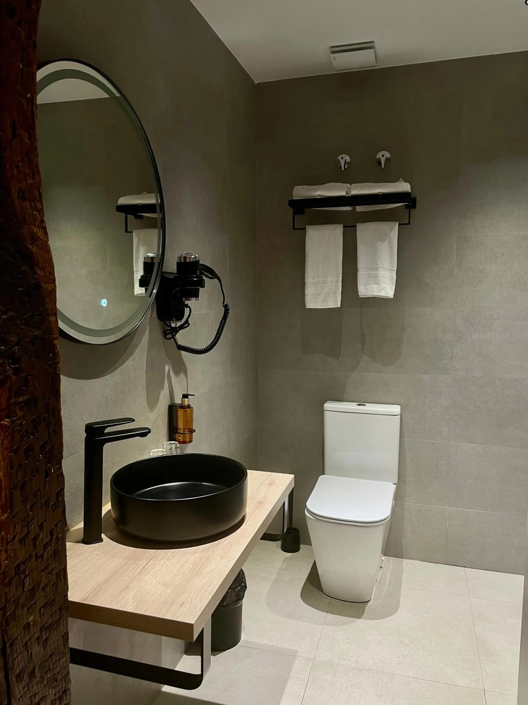 Photo of the whole room in Casual Fuentes