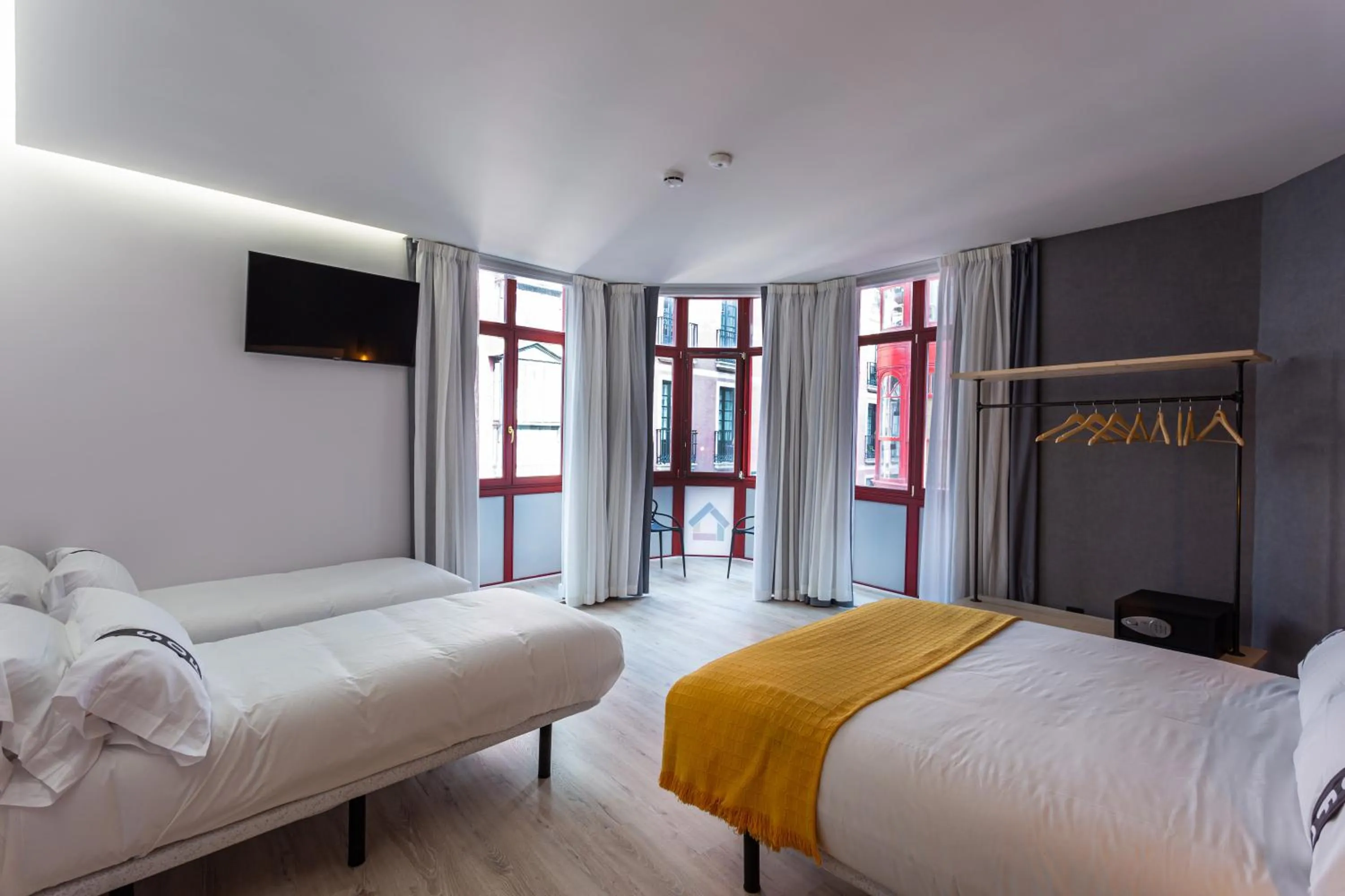 Photo of the whole room, Bed in Casual Fuentes