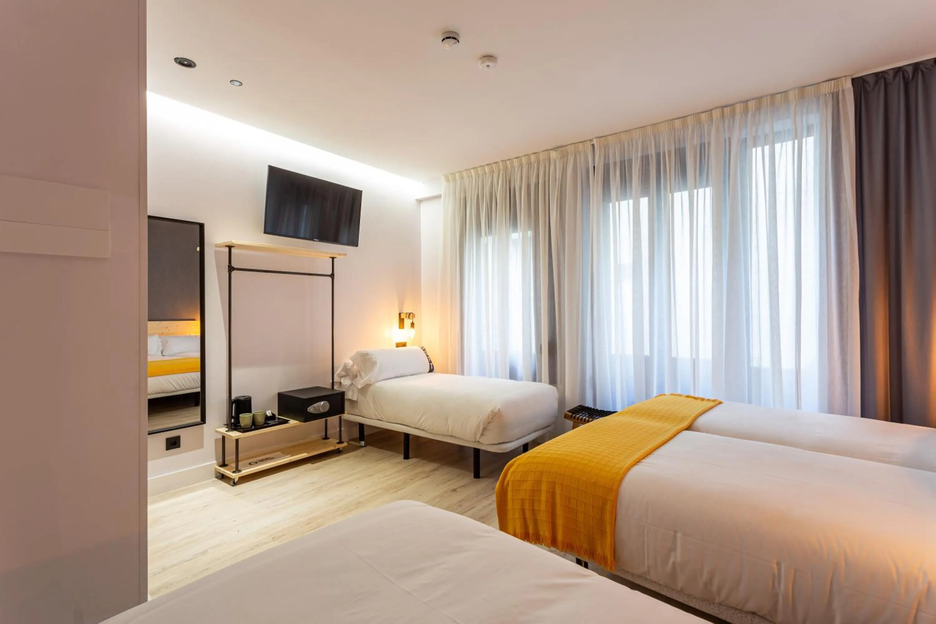 Photo of the whole room, Bed in Casual Fuentes