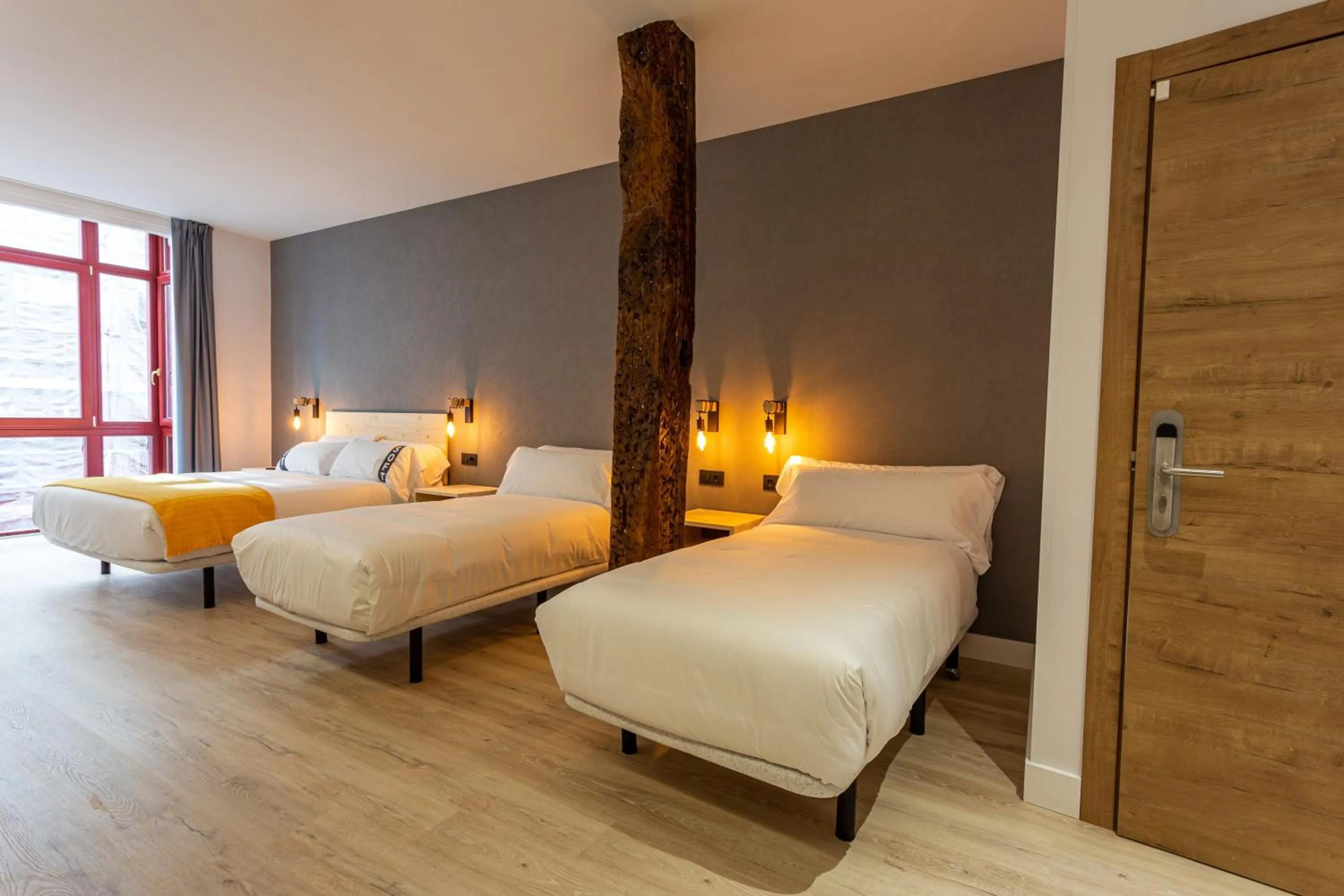 Photo of the whole room, Bed in Casual Fuentes