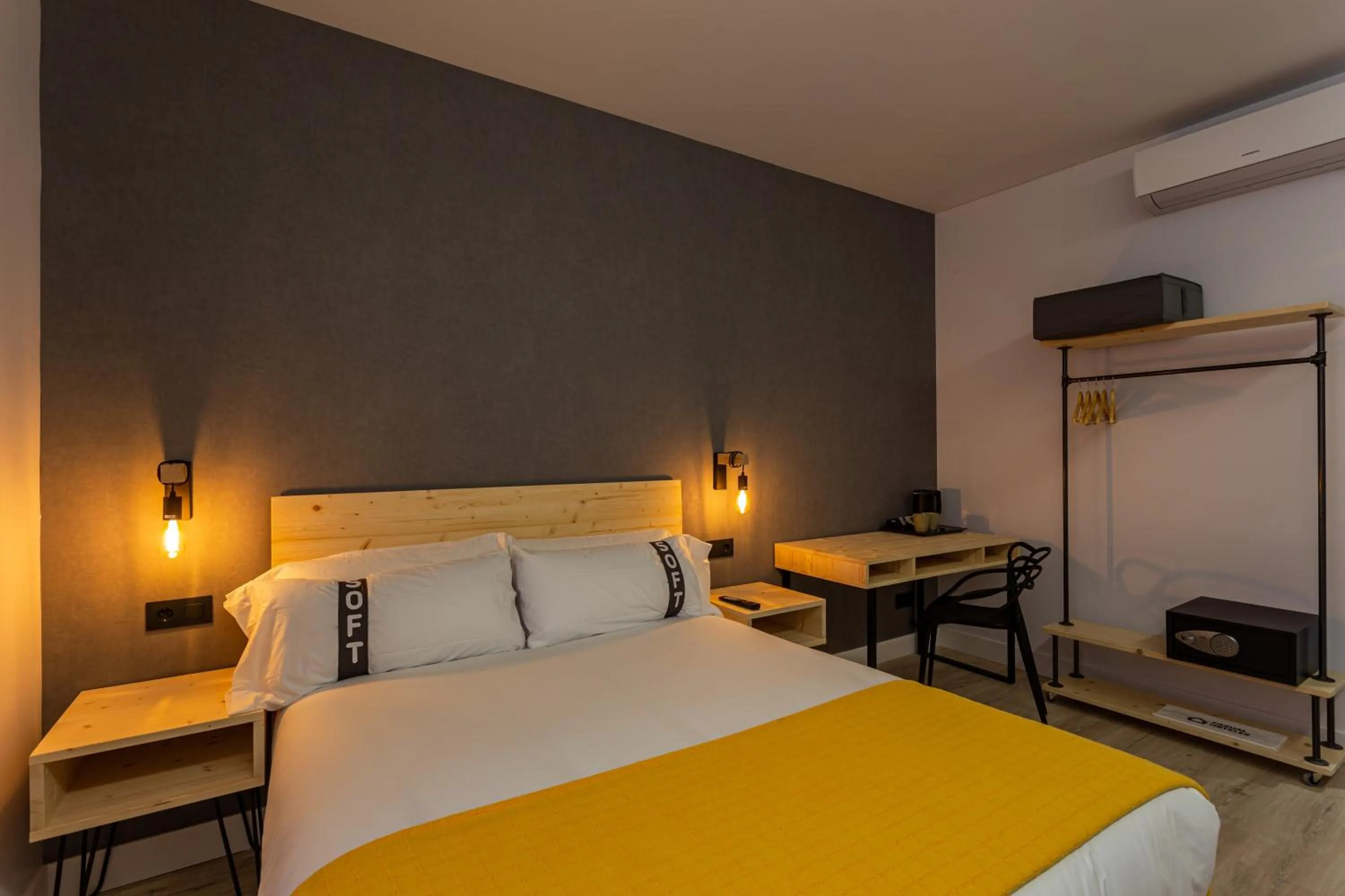 Photo of the whole room, Bed in Casual Fuentes