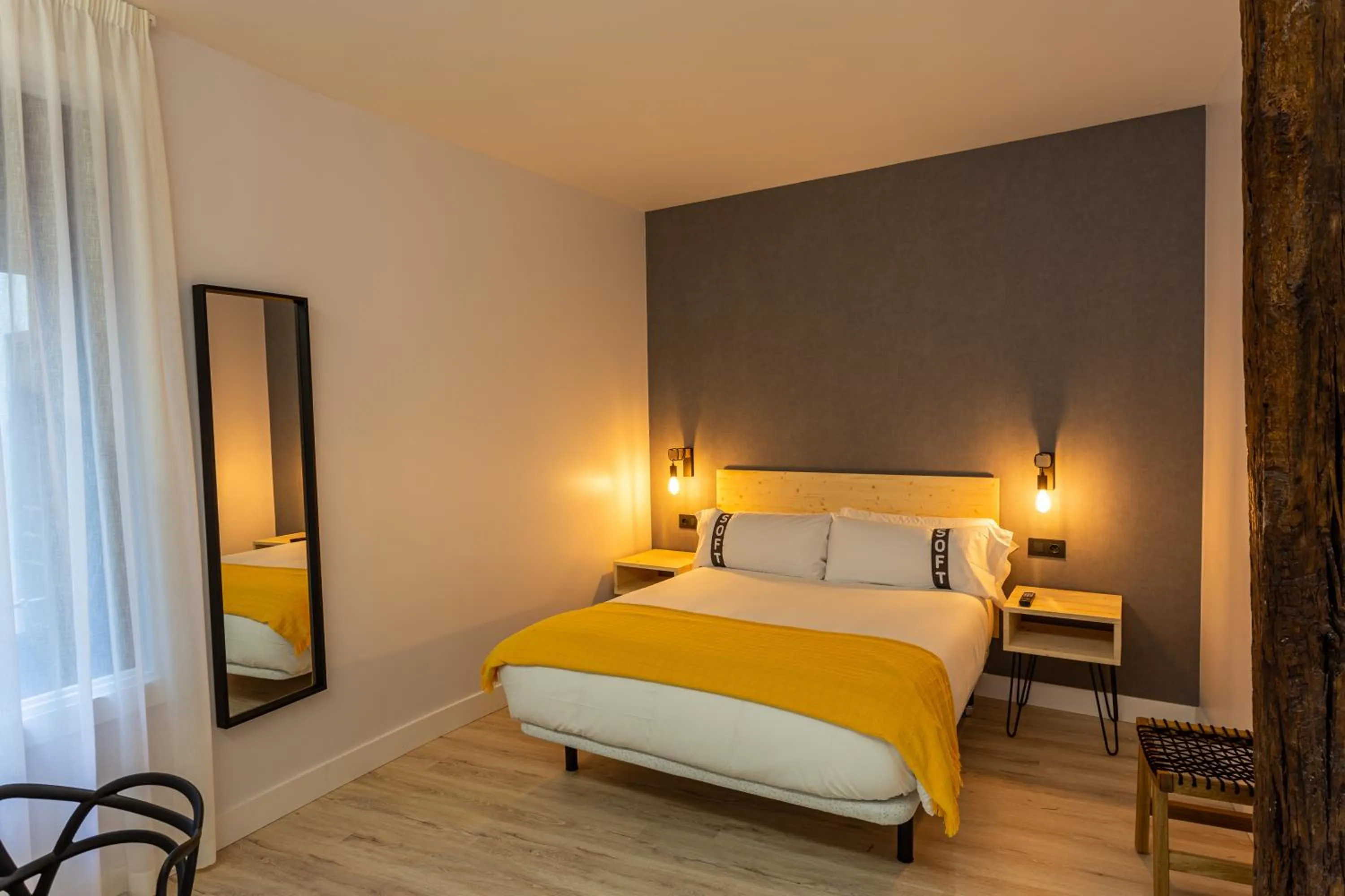 Photo of the whole room, Bed in Casual Fuentes